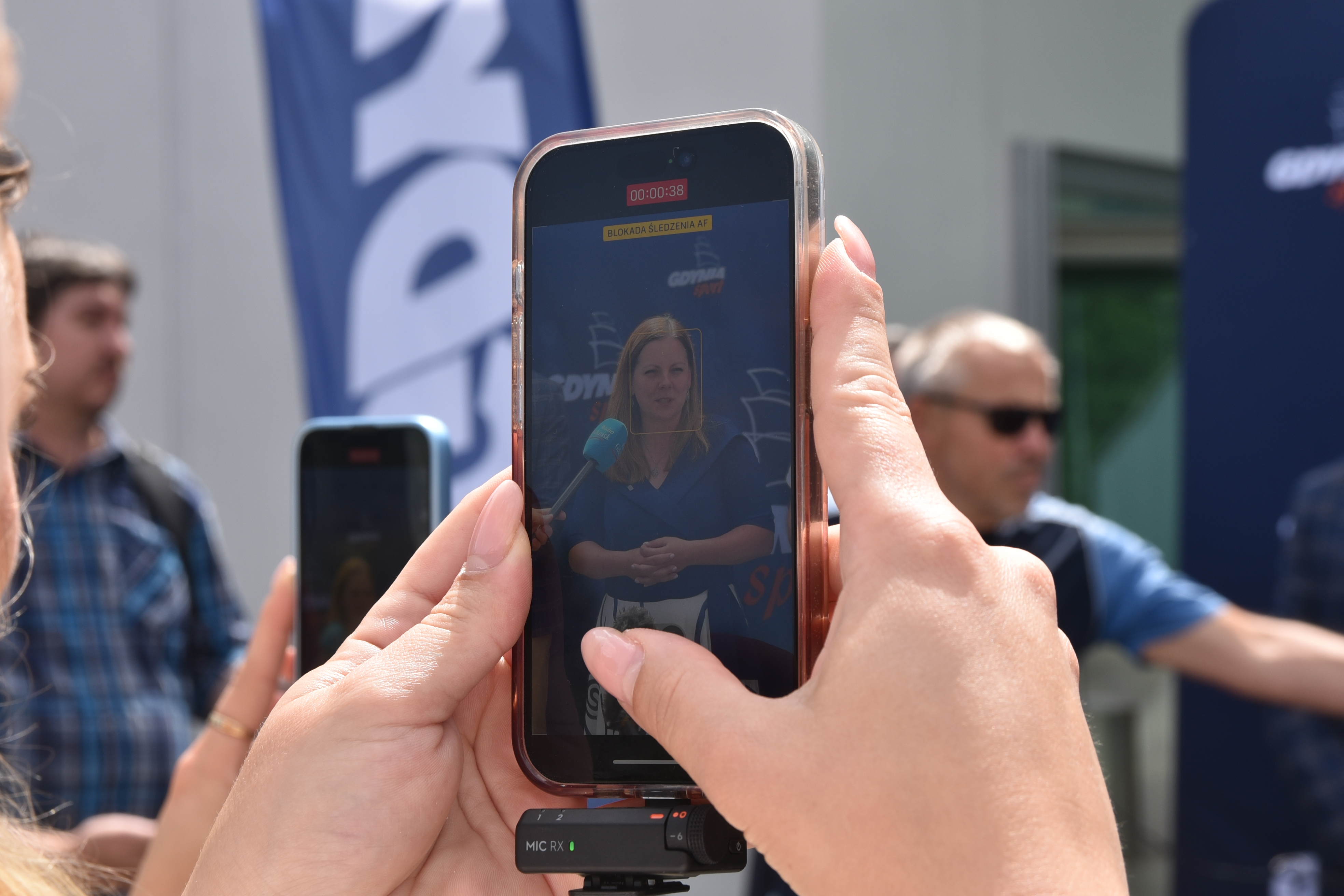 zdjęcie telefonu podczas nagrywania wypowiedzi Prezydent Gdyni