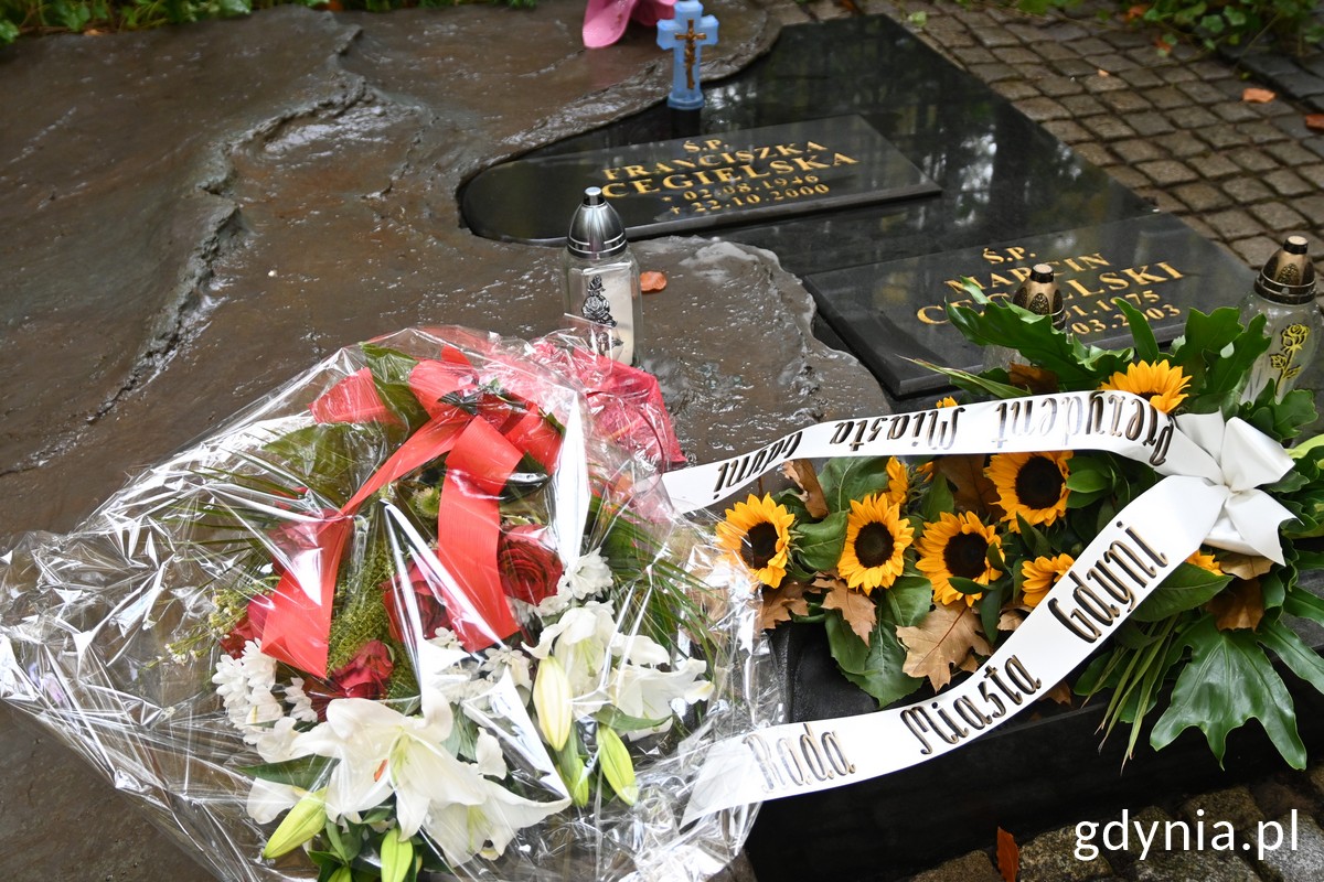 Gr&oacute;b Franciszki Cegielskiej z wiązankami kwiat&oacute;w