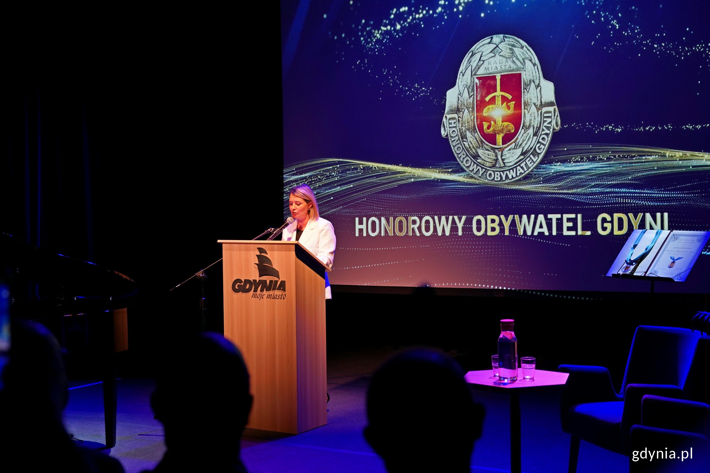 Monika Strzałkowska, radna miasta i przewodnicząca Komisji Samorządności Lokalnej i Bezpieczeństwa, wygłaszająca laudację na temat prof. Normana Daviesa podczas uroczystości w Konsulacie Kultury (fot. Magdalena Czernek)