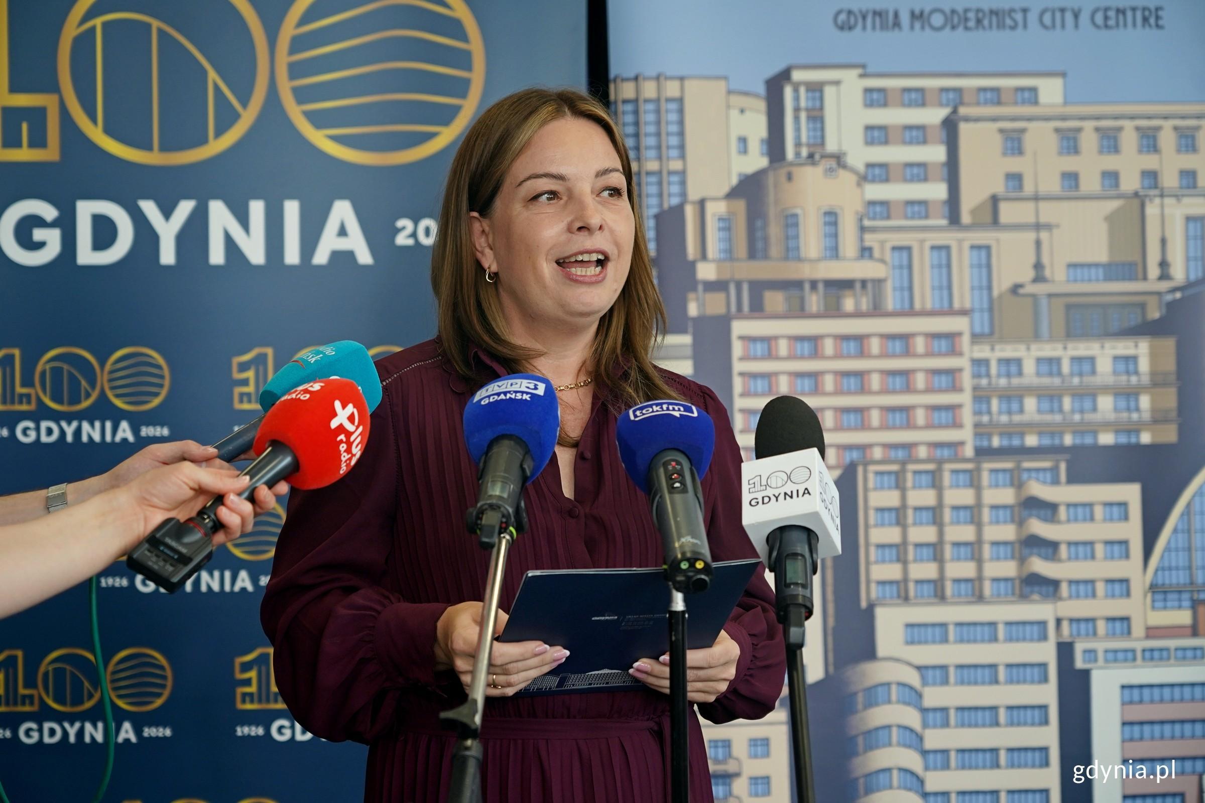 Wiceprezydentka Gdyni Oktawia Gorzeńska przemawiająca podczas konferencji w Miejskiej Informacji Turystycznej (fot. Magdalena Czernek)