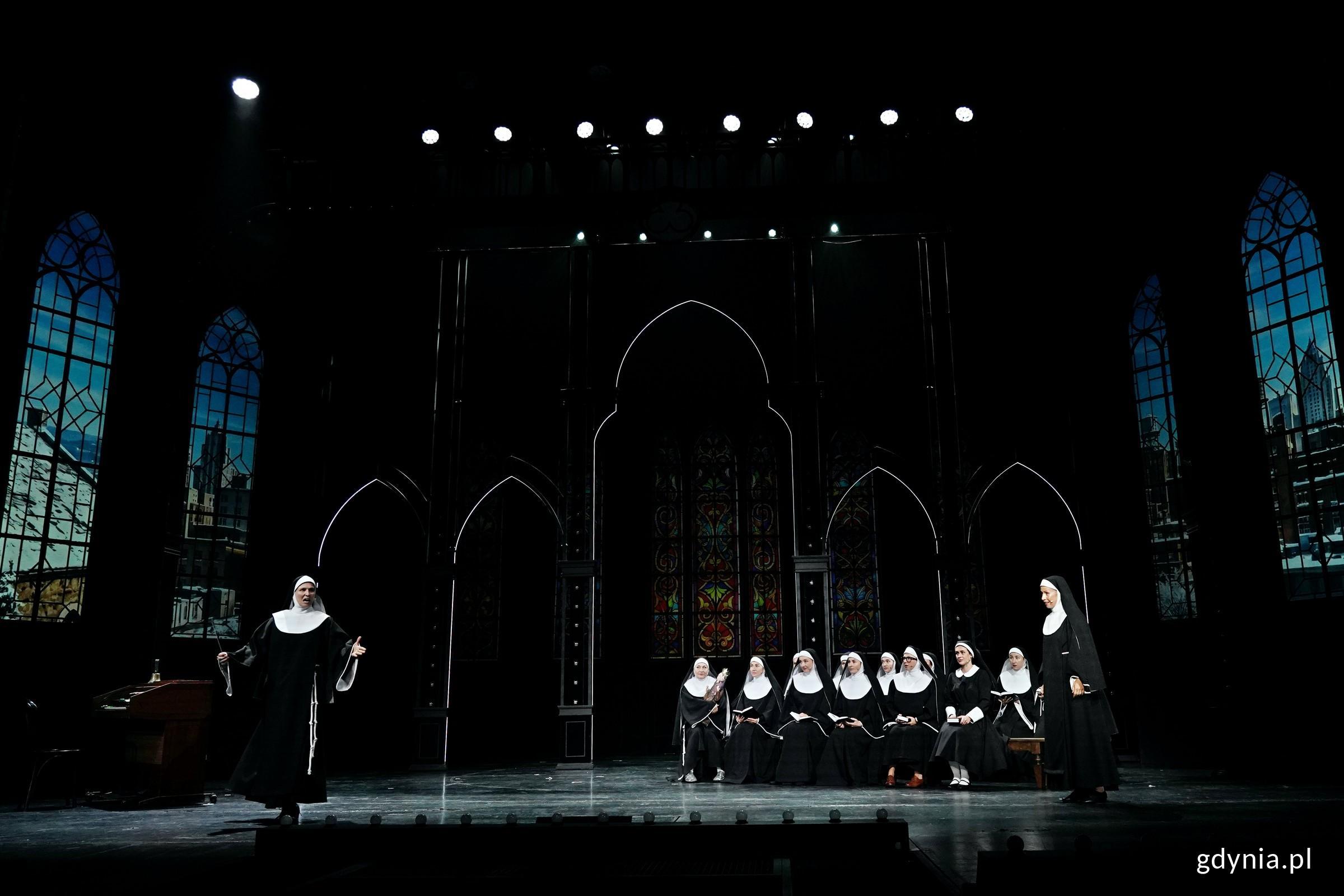 Zdjęcie z pr&oacute;by medialnej spektaklu &bdquo;Zakonnica w przebraniu&rdquo; w Teatrze Muzycznym w Gdyni. Scena zbiorowa (fot. Magdalena Czernek)