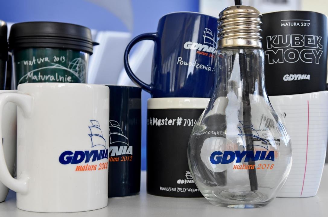 Kilka z archiwalnych wersji gdyńskich kubk&oacute;w wręczanych maturzystom, fot. Kamil Złoch / archiwalne