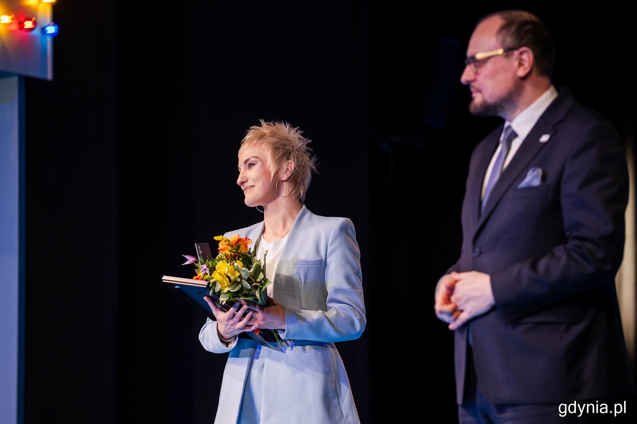 Izabela Pawletko, aktorka Teatru Muzycznego w Gdyni i tegoroczna laureatka Nagrody Prezydent Miasta Gdyni i Mariusz Bzdęga, dyrektor zarządzający ds. kultury i aktywności mieszkańc&oacute;w