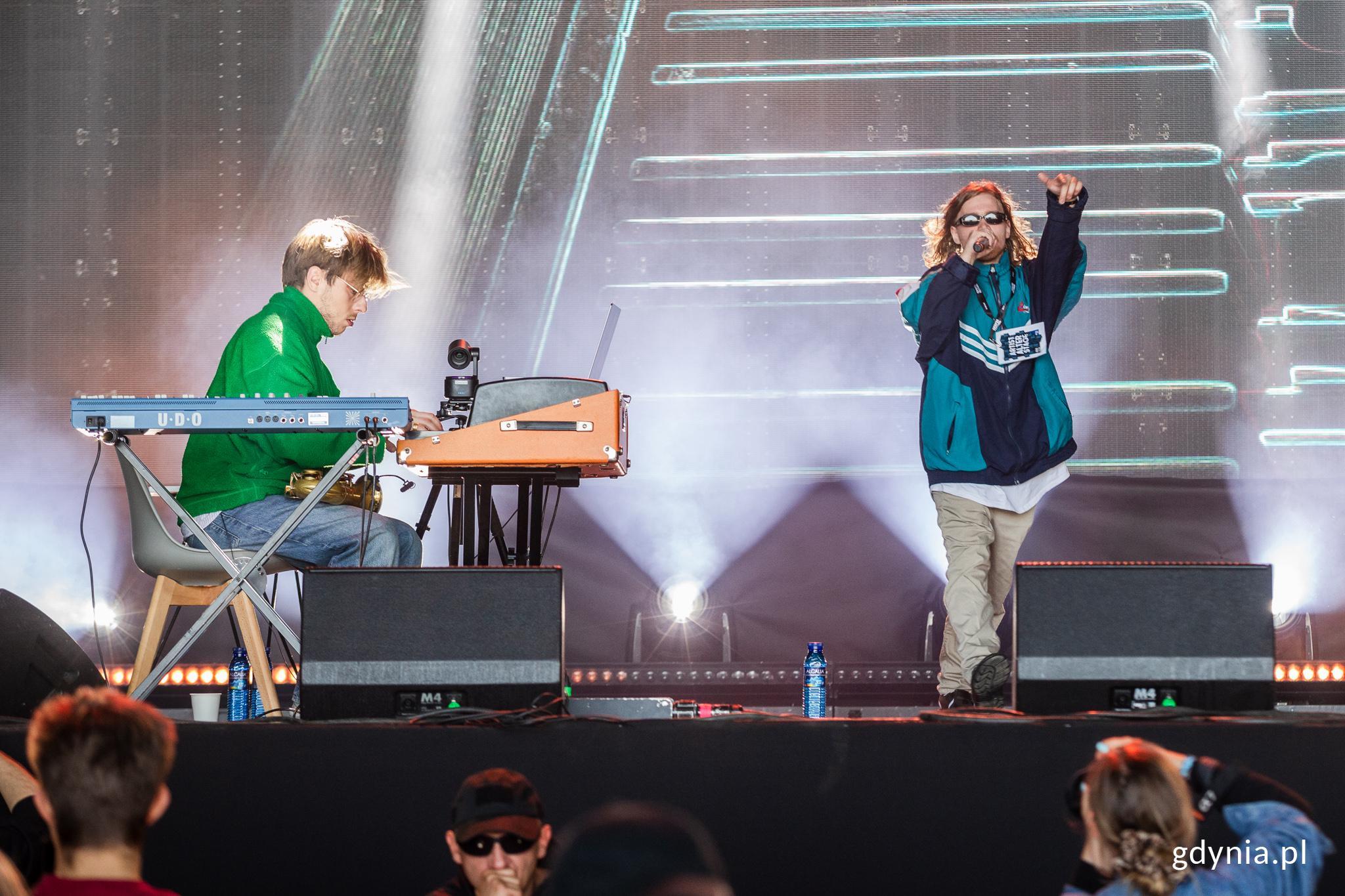 Zesp&oacute;ł Koza & Kuba Więcek podczas występu na Open'erze (fot. Karol Stańczak) 