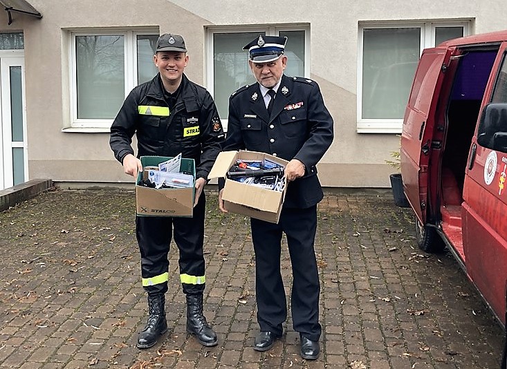 Edmund Kwidziński - dyrektor wykonawczy zarządu oddziału wojew&oacute;dzkiego ZOSP RP wojew&oacute;dztwa pomorskiego oraz Adam Labuhn, wiceprezes OSP przy PKM w Gdyni z zebranymi latarkami. Fot. Adam Labuhn