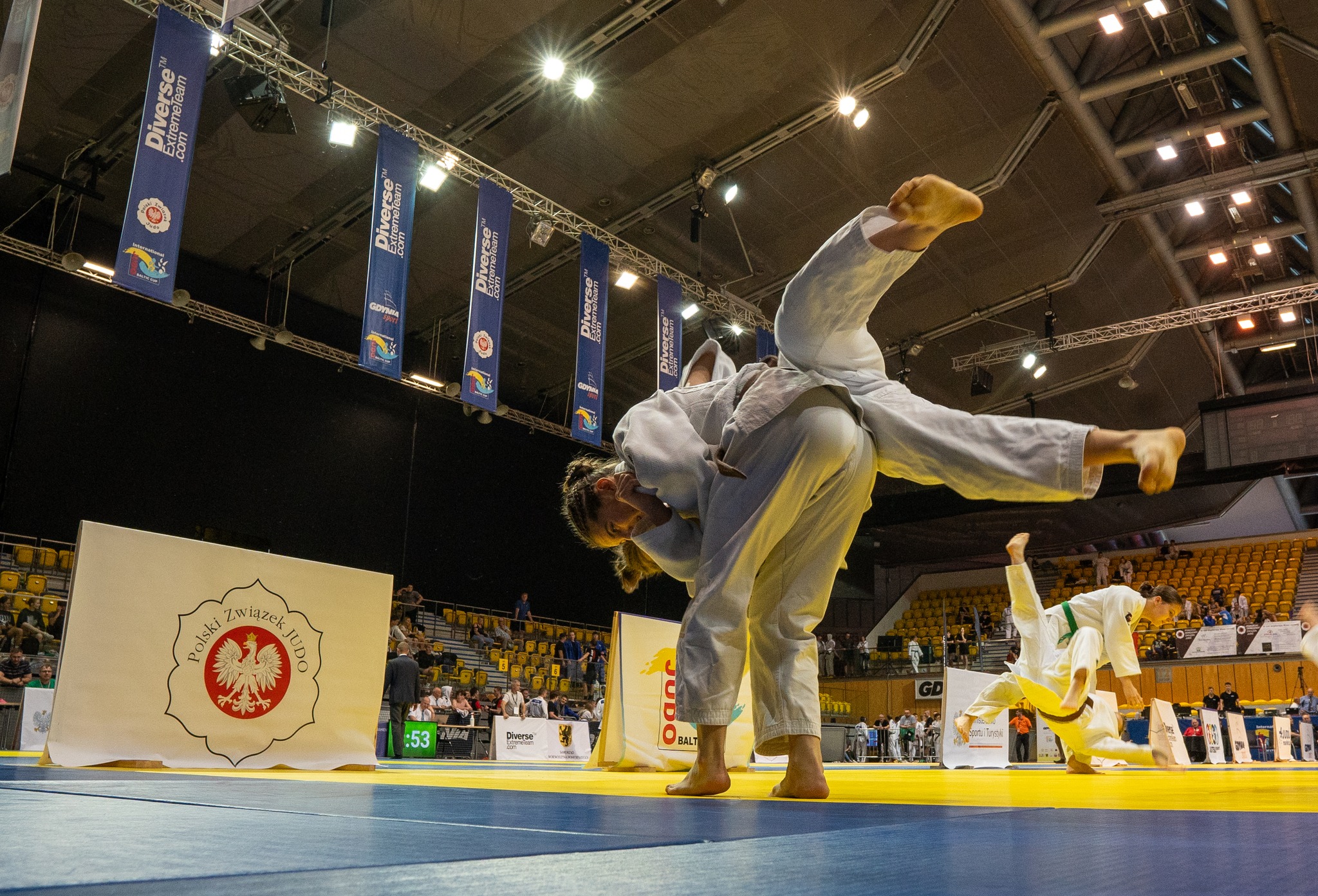 zawodnicy w trakcie walki