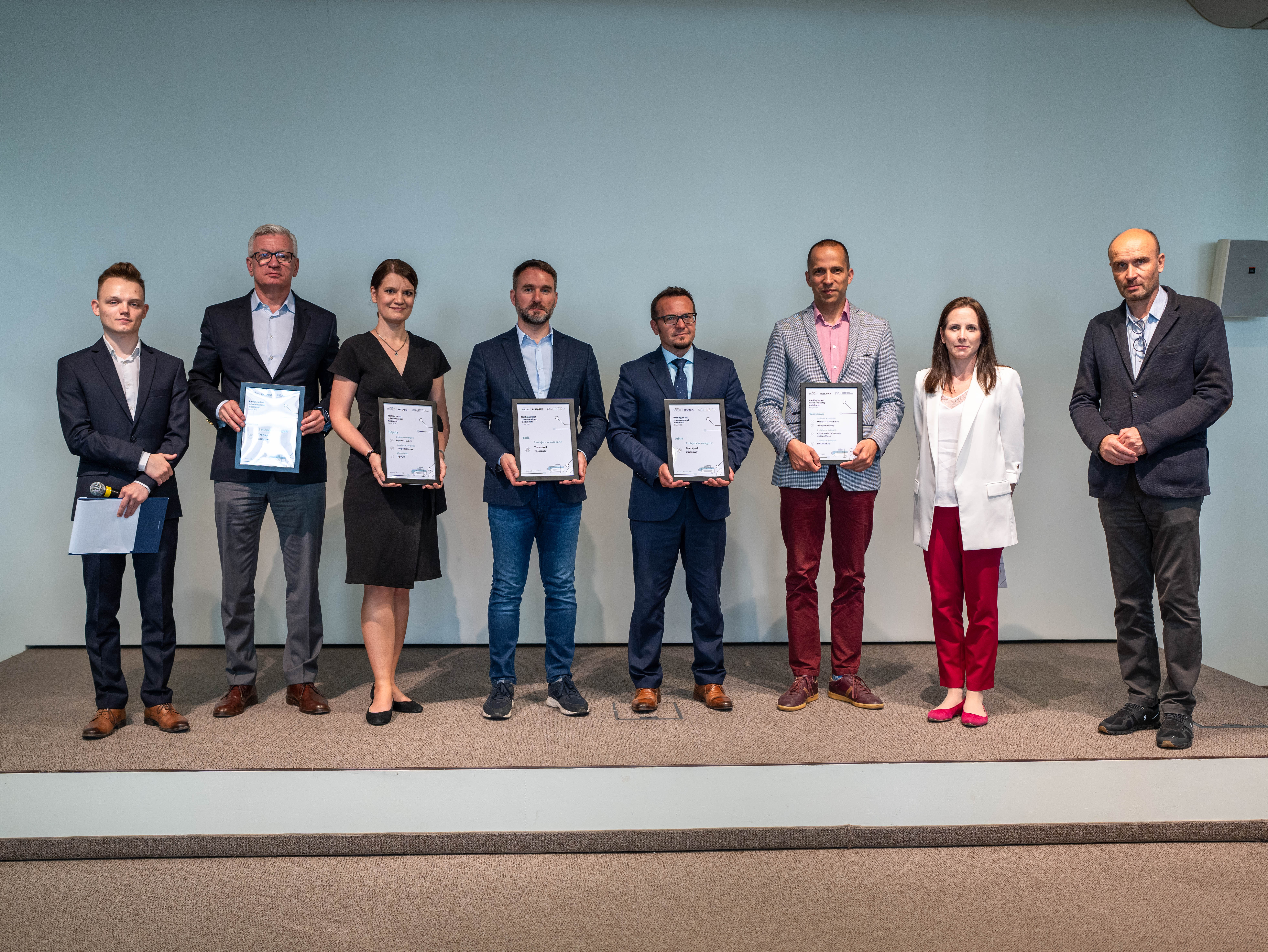 Laureaci Rankingu miast zr&oacute;wnoważonej mobilności 2023, trzecia z lewej Katarzyna Gruszecka-Spychała, wiceprezydentka Gdyni ds. gospodarki. Fot. Polityka Insight