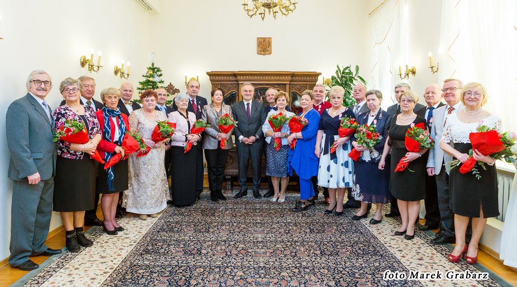 Pary odbierające Medale za Długoletnie Pożycie Małżeńskie z prezydentem Gdyni, Wojciechem Szczurkiem (w środku) w Urzędzie Stanu Cywilnego, fot. Marek Grabarz/USC