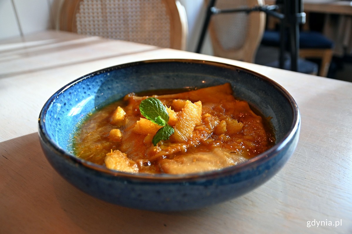 Naleśniki cr&ecirc;pes suzette, kt&oacute;re je się we Francji na tłusty wtorek, a w Gdyni można ich spr&oacute;bować w bistro &bdquo;Lavenda Cafe & Restaurant&rdquo; 