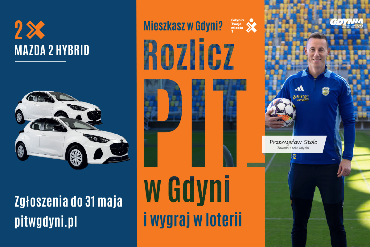 Plansza z napisem Rozlicz PIT w Gdyni, po prawej Przemysław Stolc w dresie Arki Gdynia, trzyma piłkę, za nim murawa i stadion. Po lewej biała Mazda 2 i data loterii