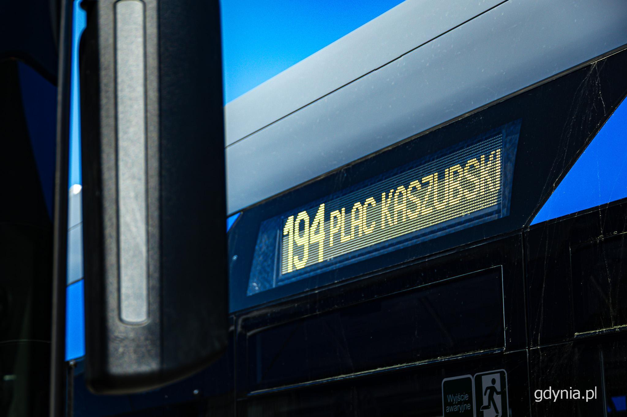Wyświetlacz na autobusie, linia numer 194 z dopiskiem Plac Kaszubski