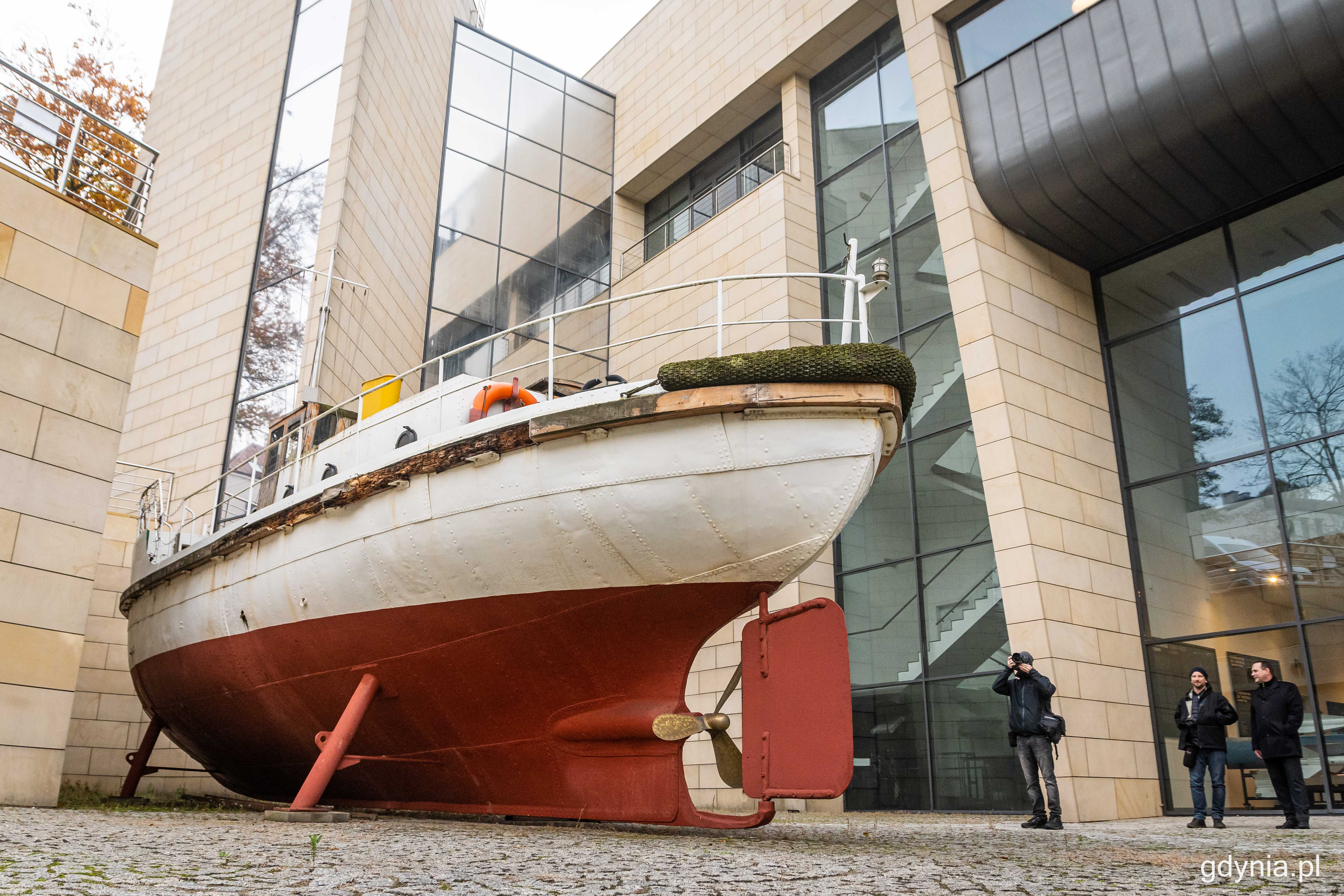 "Samarytanka" w nowym miejscu ekspozycji - obok budynku Muzeum Marynarki Wojennej, fot. Kamil Złoch