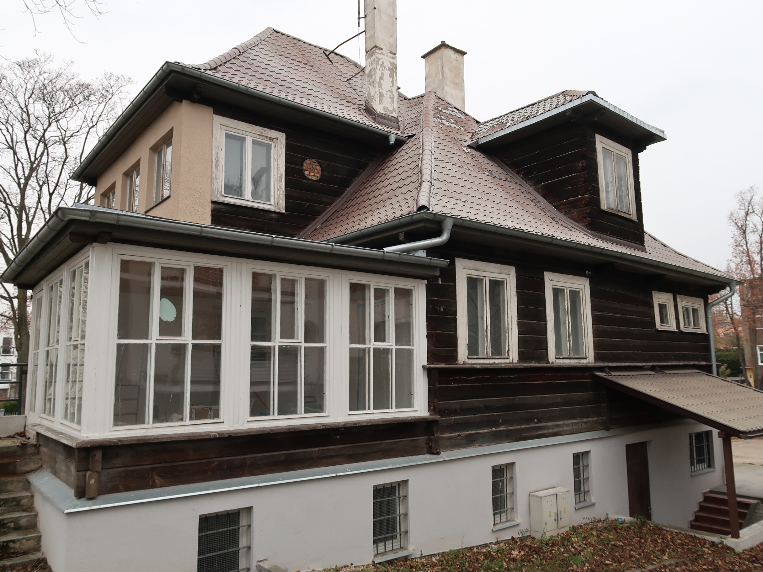 16.	Budynek Automobilklubu Morskiego, ul. Żołnierzy I Armii Wojska Polskiego 28 - remont element&oacute;w dachu