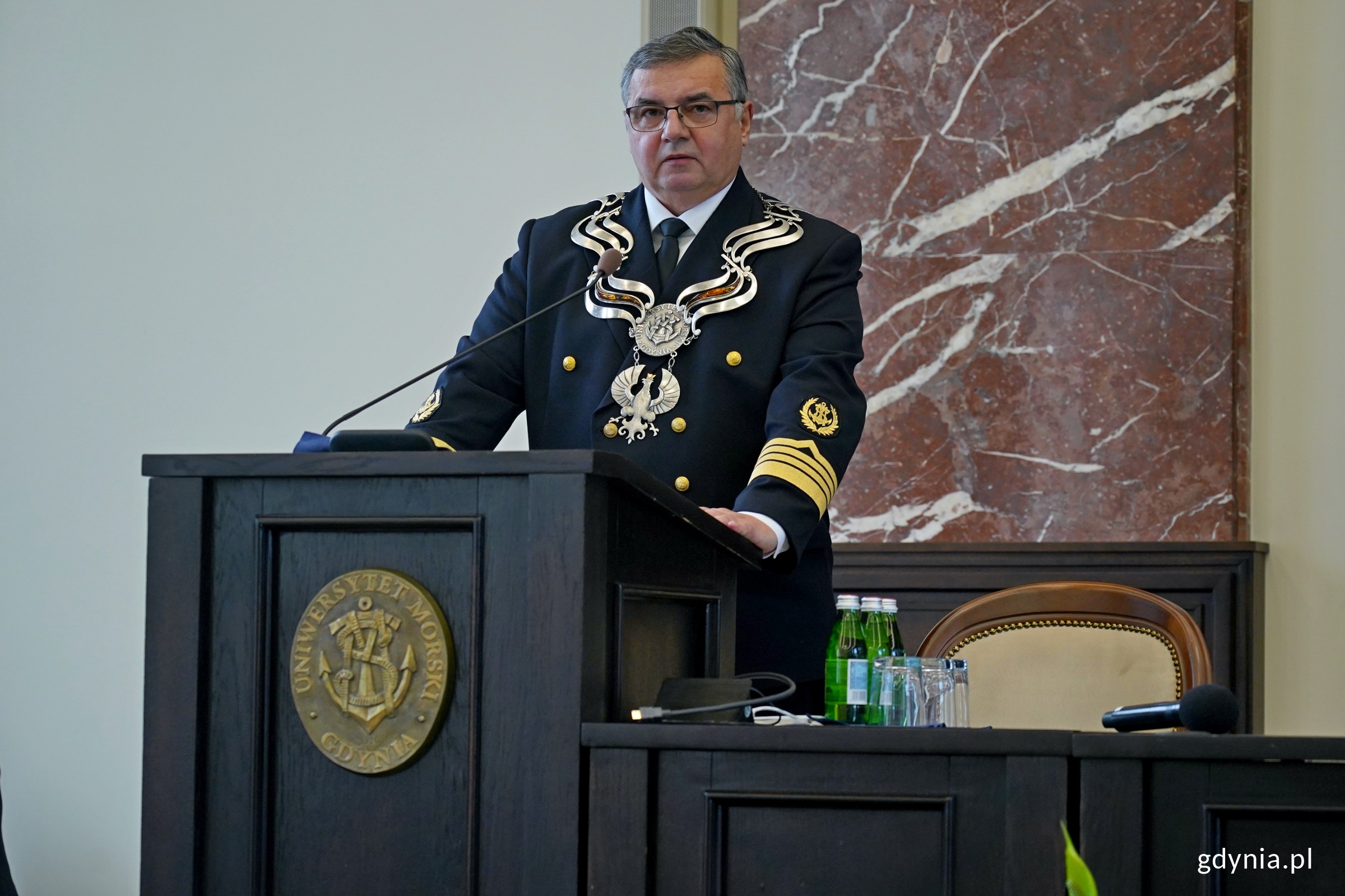 prof. dr hab. inż. kpt. ż. w. Adam Weintrit, rektor Uniwersytetu Morskiego, przemawiający podczas uroczystego posiedzenia senatu z okazji 105. rocznicy utworzenia uczelni (fot. Magdalena Czernek)