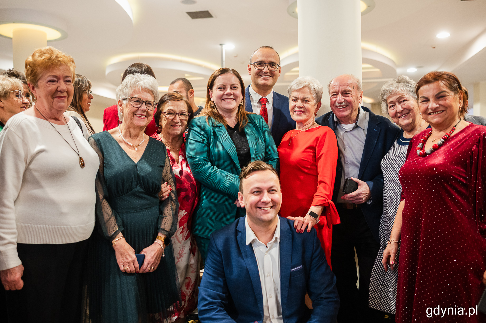 Na wsp&oacute;lnym zdj. z seniorami pozują wicewojewoda pomorski Emil Rojek, prezydent Gdyni Aleksandra Kosiorek i Kordian Kulaszewicz, prezes Fundacji Adaptacja