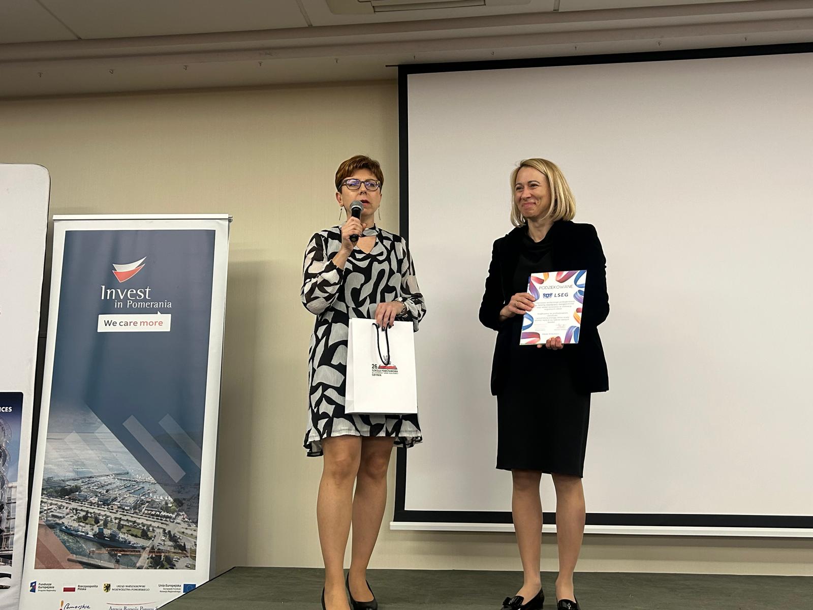 Na scenie stoją (od lewej): Anna Pączek, dyrektorka SP nr 26 w Gdyni i Agata Witczak, Agata Witczak, reprezentantka firmy LSEG i organizator konferencji