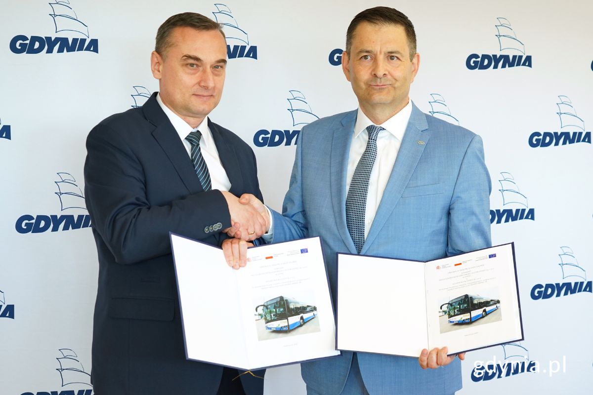 Jacek Szemraj - członek zarządu PKA i Andrzej Sienkiewicz - ddyrektor sprzedaży krajowej Solaris Bus & Coach Sp. z o.o. trzymający egzemplarze umowy