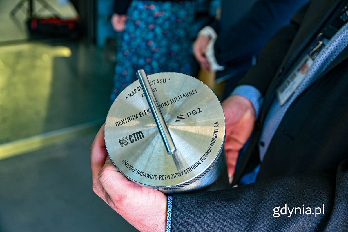 Kapsuła czasu, kt&oacute;ra została wmurowana pod budowę Centrum Elektroniki Militarnej.