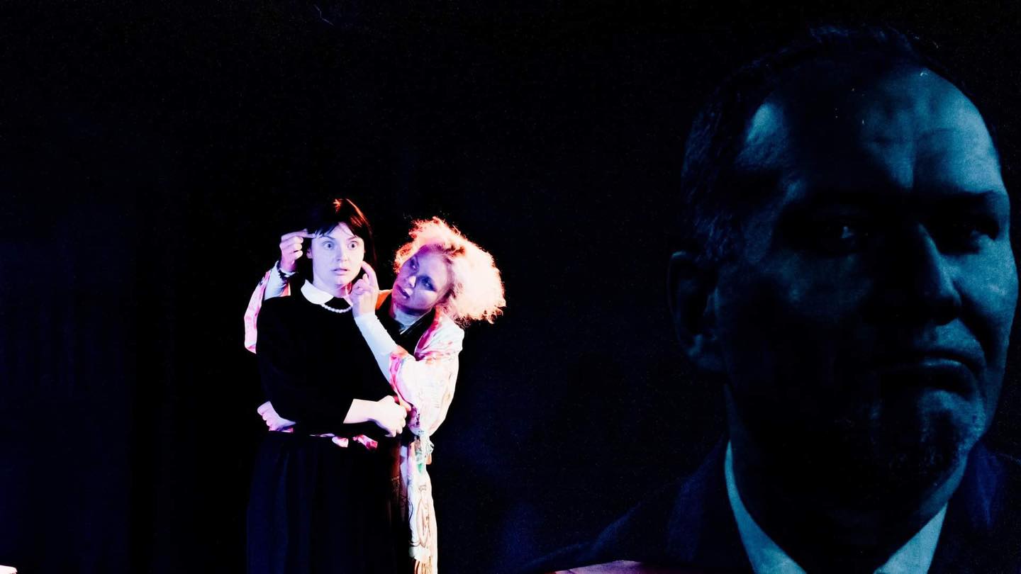 Zdjęcie z pr&oacute;by medialnej spektaklu &bdquo;Przesiadka&rdquo; w Teatrze Gdynia Gł&oacute;wna. Krzysztofa Gom&oacute;łka-Pawlicka jako Irena i Agnieszka Skawińska jako Dimissa (fot. Teatr Gdynia Gł&oacute;wna) 