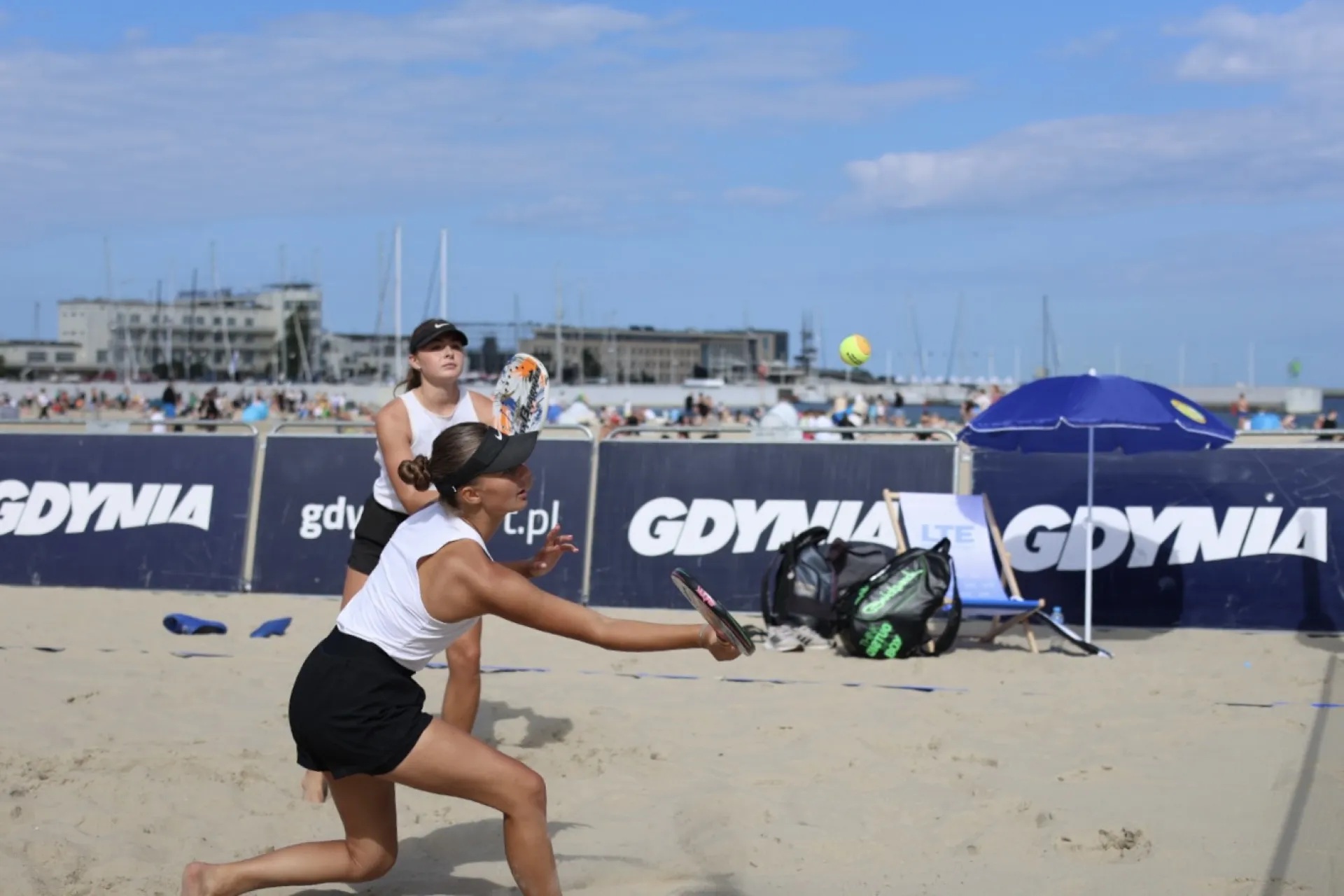 tenisistka plażowa w trakcie gry