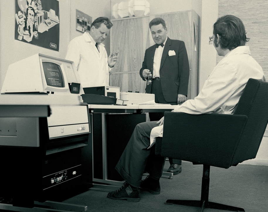 Uruchomienie pierwszego komputera w Zespole ds. Elektronicznej Techniki Obliczeniowej w Polskim Rejestrze Statk&oacute;w, rok 1975. Źr&oacute;dło: PRS