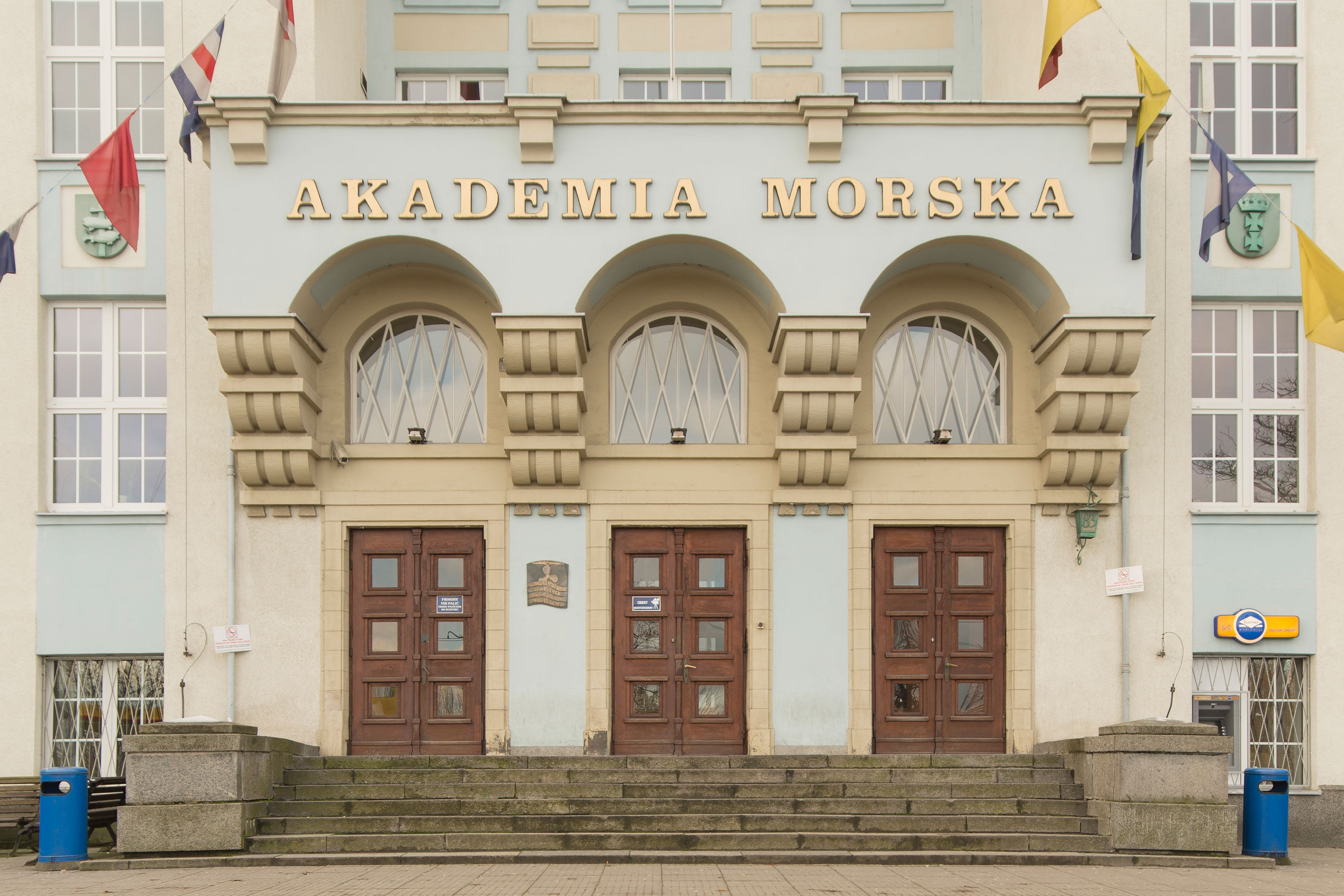 Część wejściowa do gł&oacute;wnego budynku Uniwersytetu Morskiego z lat 20. XX w. na Grab&oacute;wku, podkreślona trzema arkadami z balkonem na konsolach przed pracami restauratorskimi 
