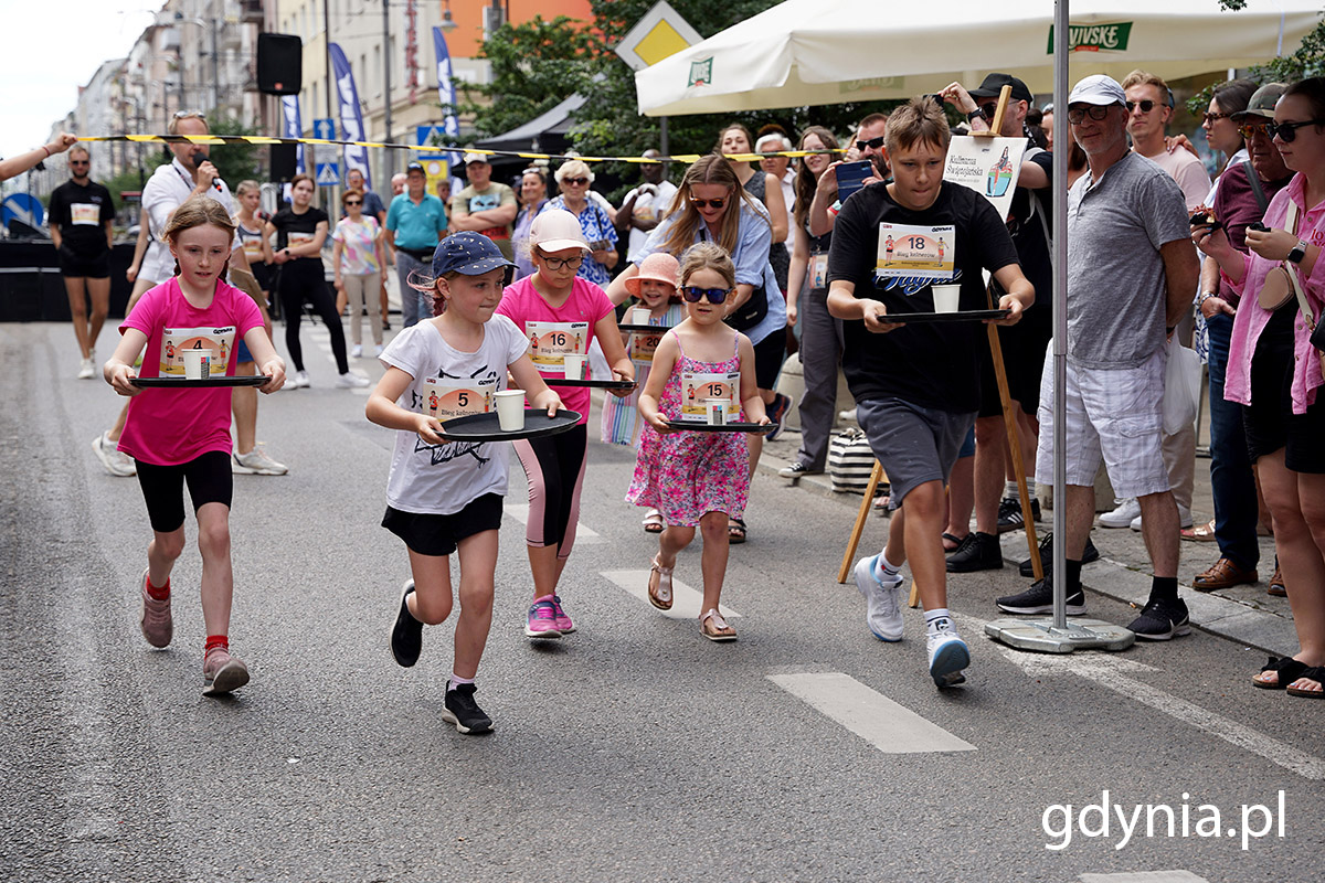 Bieg kelner&oacute;w w wykonaniu dzieci