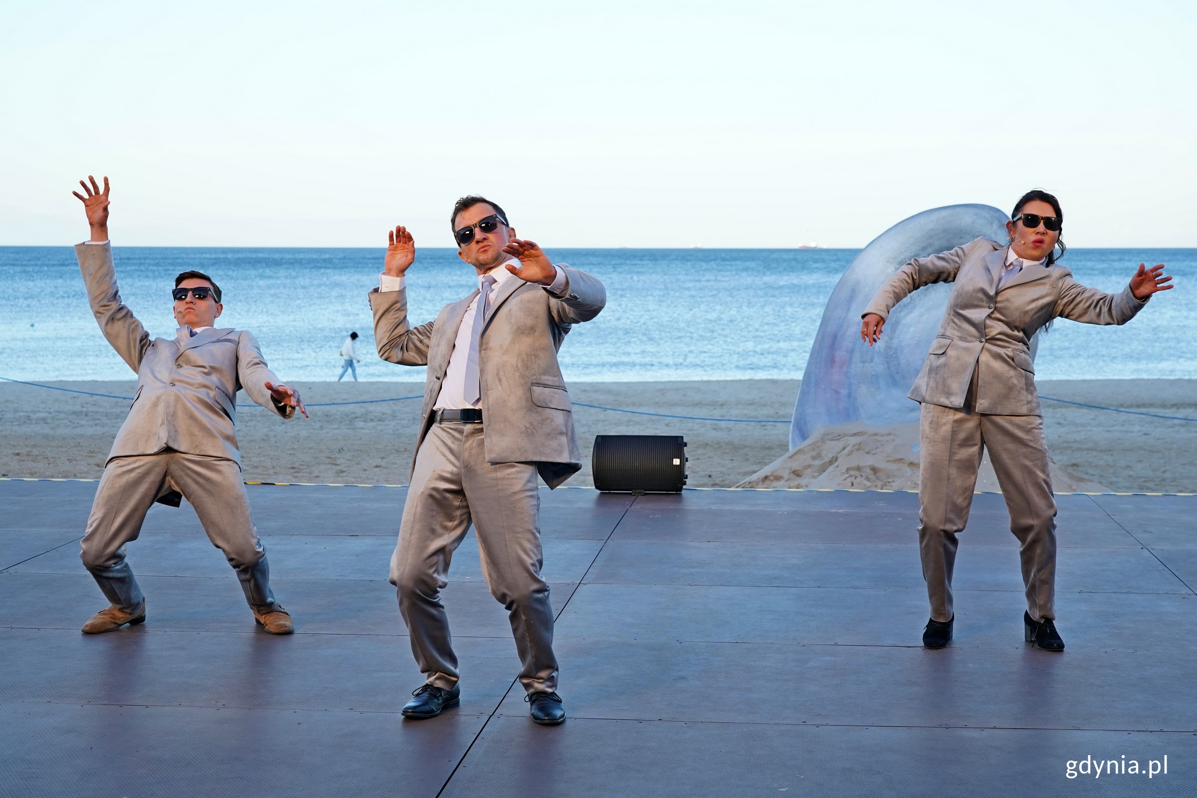 Zdjęcie z pr&oacute;by medialnej spektaklu &bdquo;Na Ziemię! Czyli szał niebieskich ciał&rdquo; na Scenie Letniej w Orłowie. Scena zbiorowa