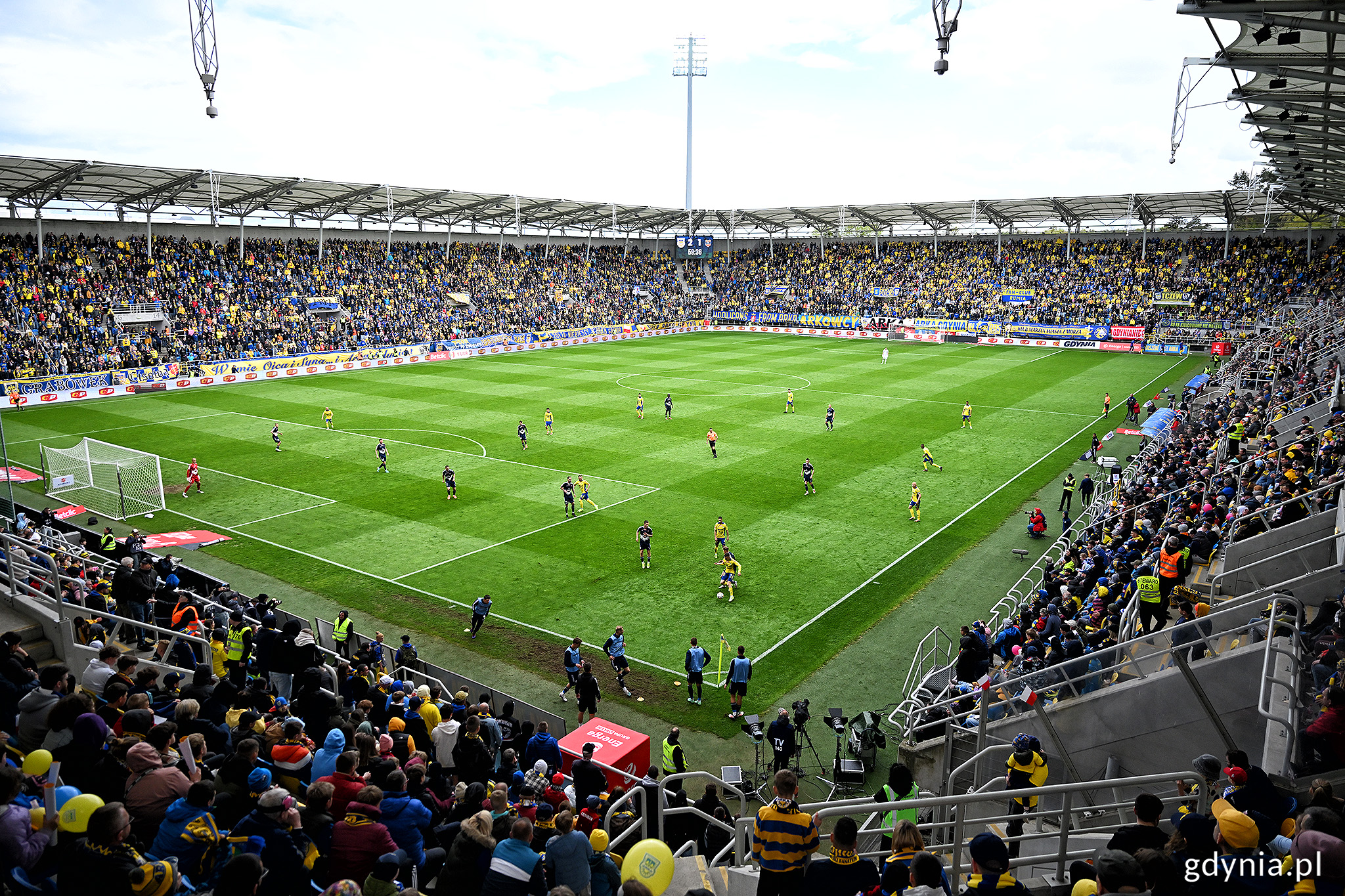 zdjęcie pełnego stadionu z boku boiska