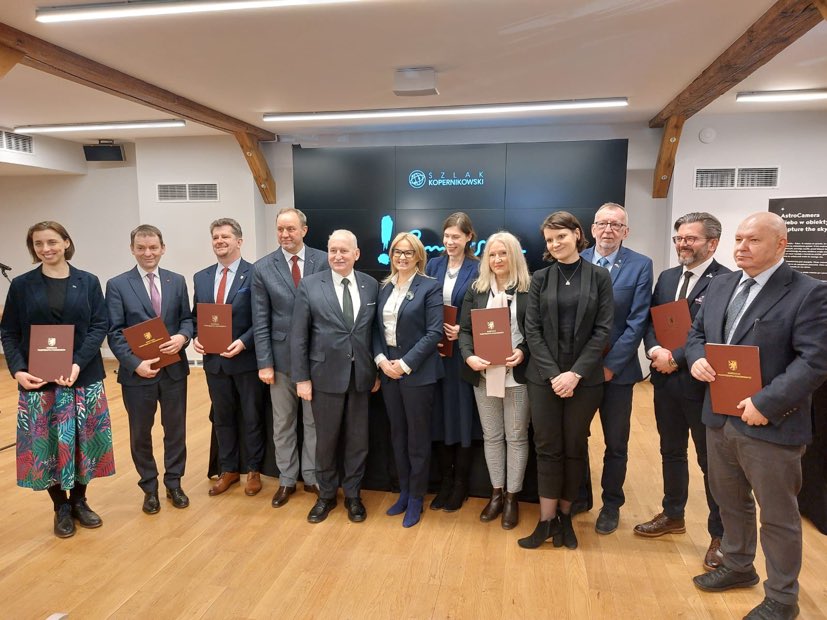 CN Experyment podpisało porozumienie&nbsp;w sprawie Szlaku Kopernikowskiego. Na zdj. m.in. wiceprezydent Gdyni Katarzyna Gruszecka-Spychała (czwarta z prawej) i Alicja Harackiewicz, dyrektor Centrum Nauki Experyment