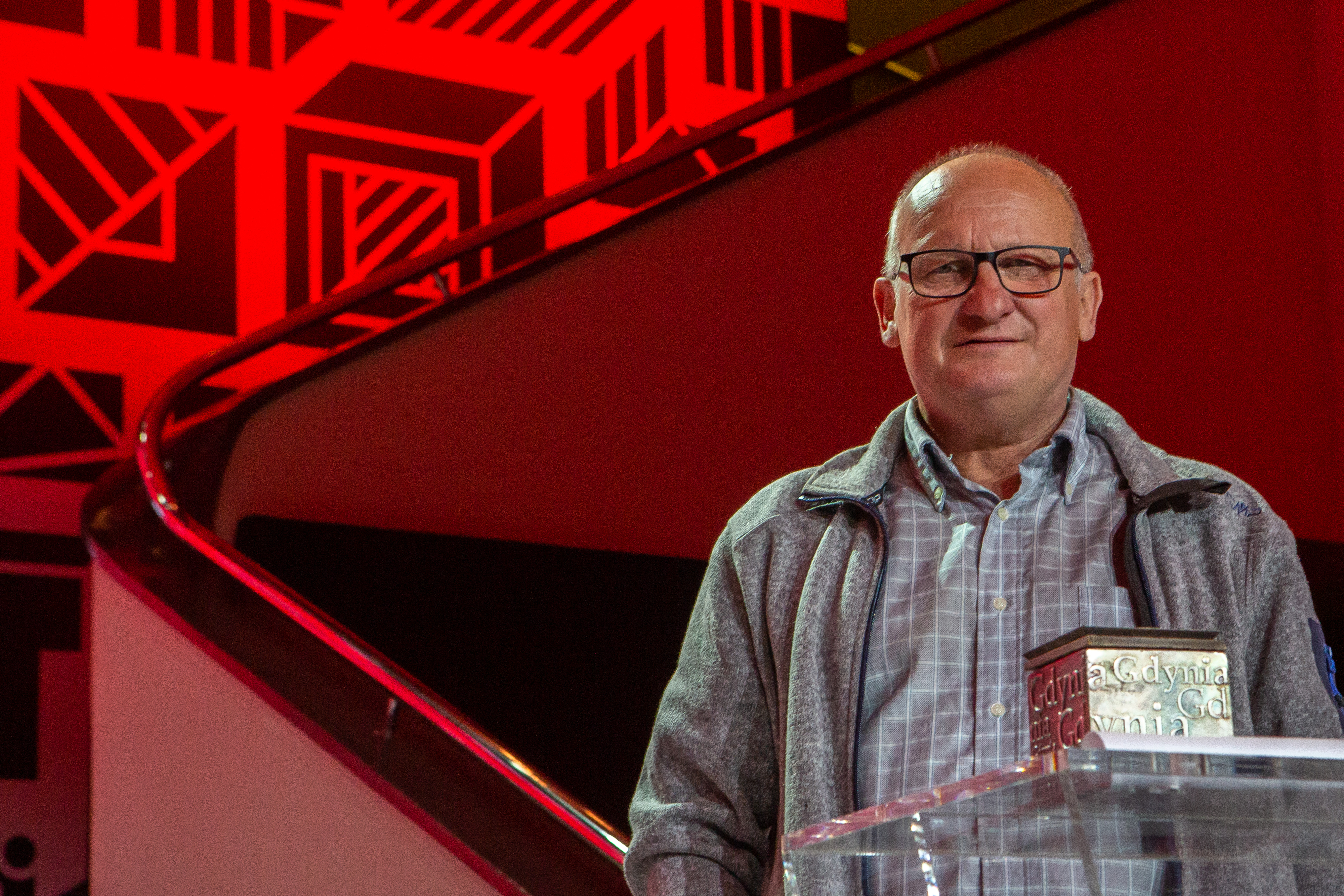 Waldemar Bawołek - laureat Nagrody Literackiej Gdynia w kategorii proza. Na przezroczystym pulpicie, za kt&oacute;rym stoi, jest jego Kostka Literacka // fot. Anna Rezulak