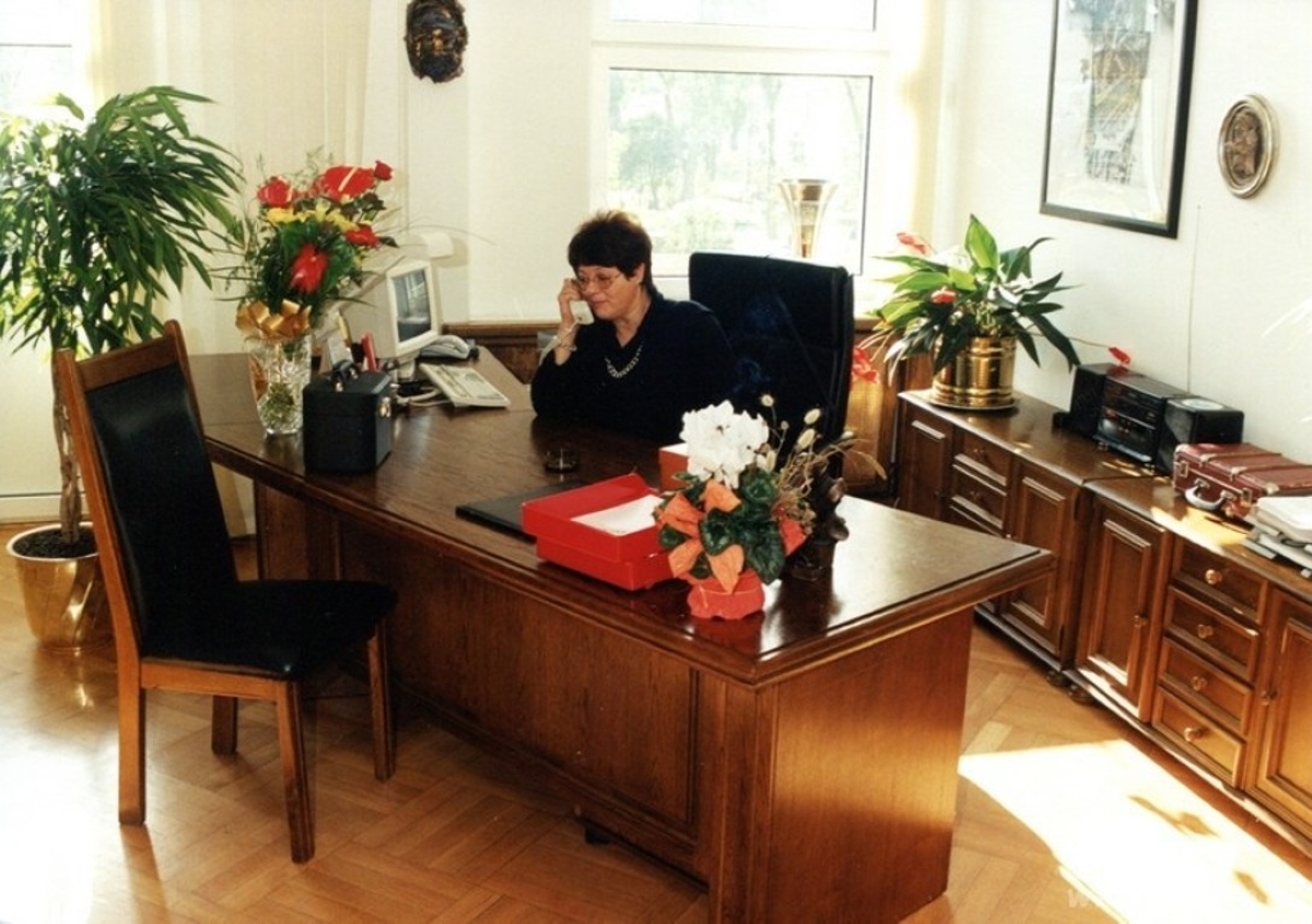 Franciszka Cegielska za biurkiem, podczas pracy jako prezydent Gdyni.