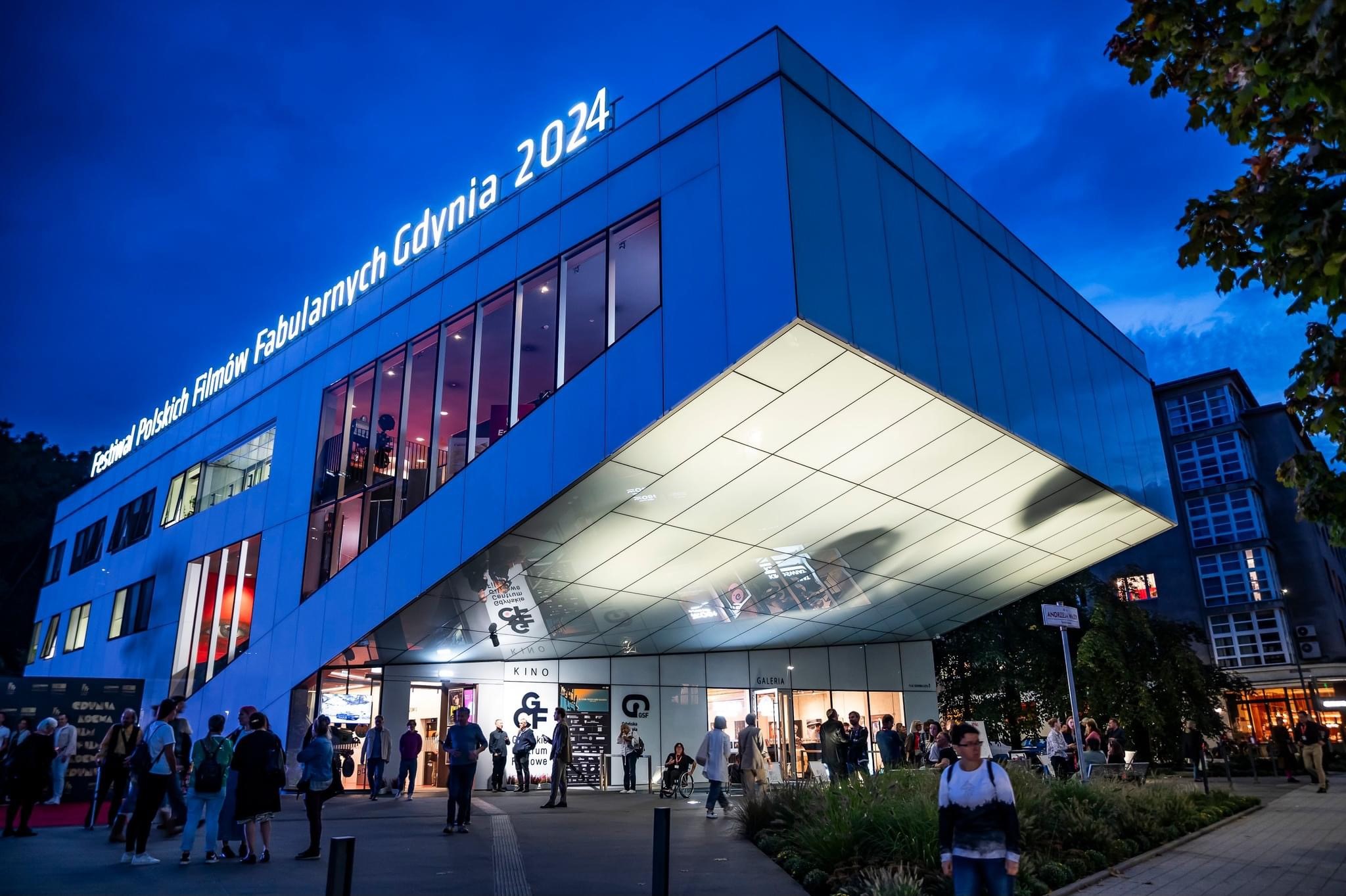 Budynek Gdyńskiego Centrum Filmowego z napisem Festiwal Polskich Film&oacute;w Fabularnych