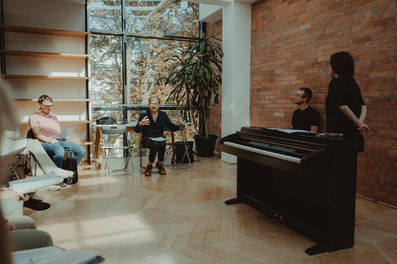 Profesor Johannes Knecht z uczestnikami kursu mistrzowskiego dla dyrygent&oacute;w ch&oacute;ralnych i śpiewak&oacute;w zespołowych w gdyńskim Konsulacie Kultury