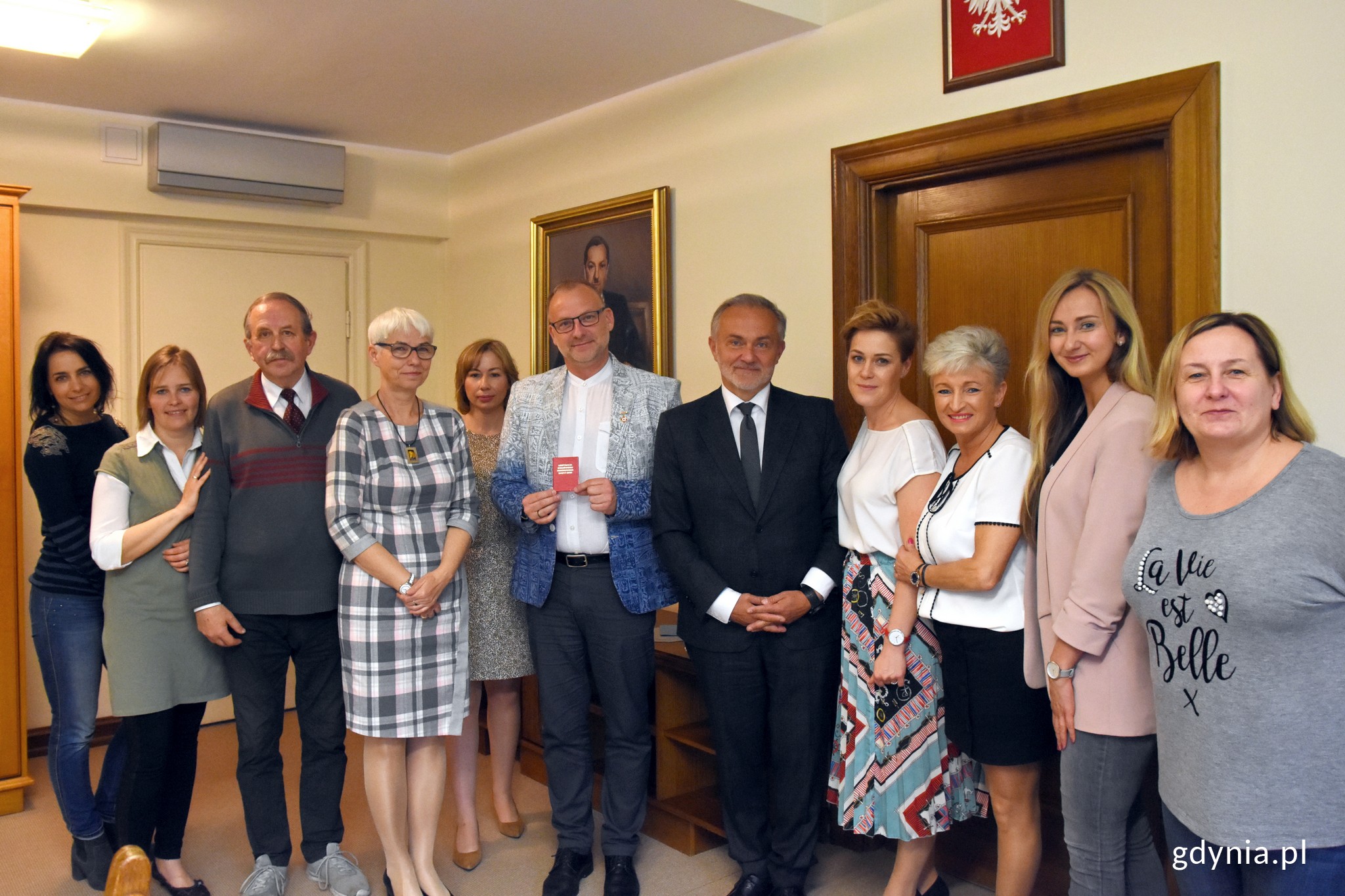 Członkowie Klubu Honorowych Dawc&oacute;w Krwi przy Urzędzie Miasta Gdyni z wiceprezydentem Guciem, fot. gdynia.pl
