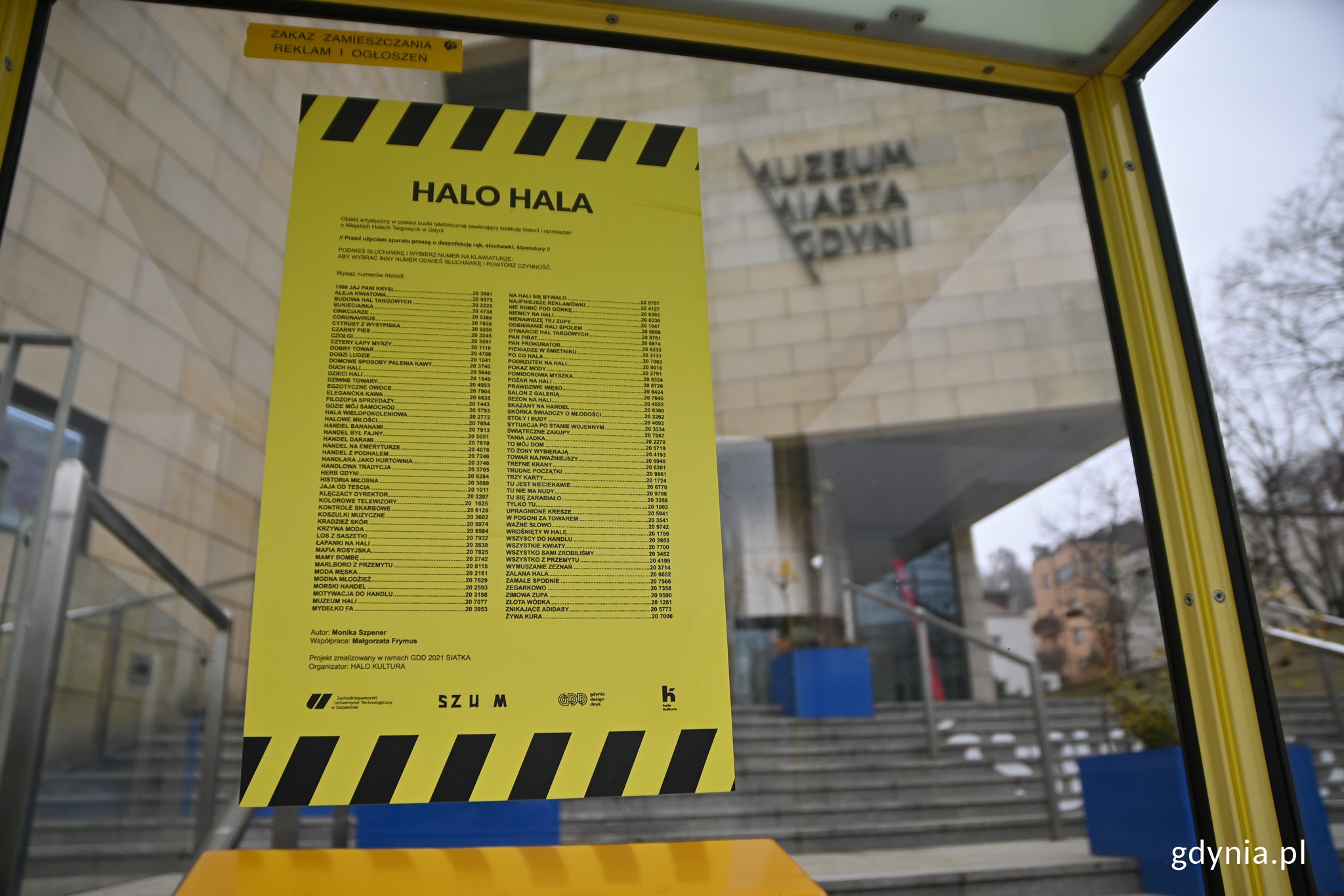 Ż&oacute;łta budka telefoniczna przed Muzeum Miasta Gdyni. // fot. Magdalena Czernek