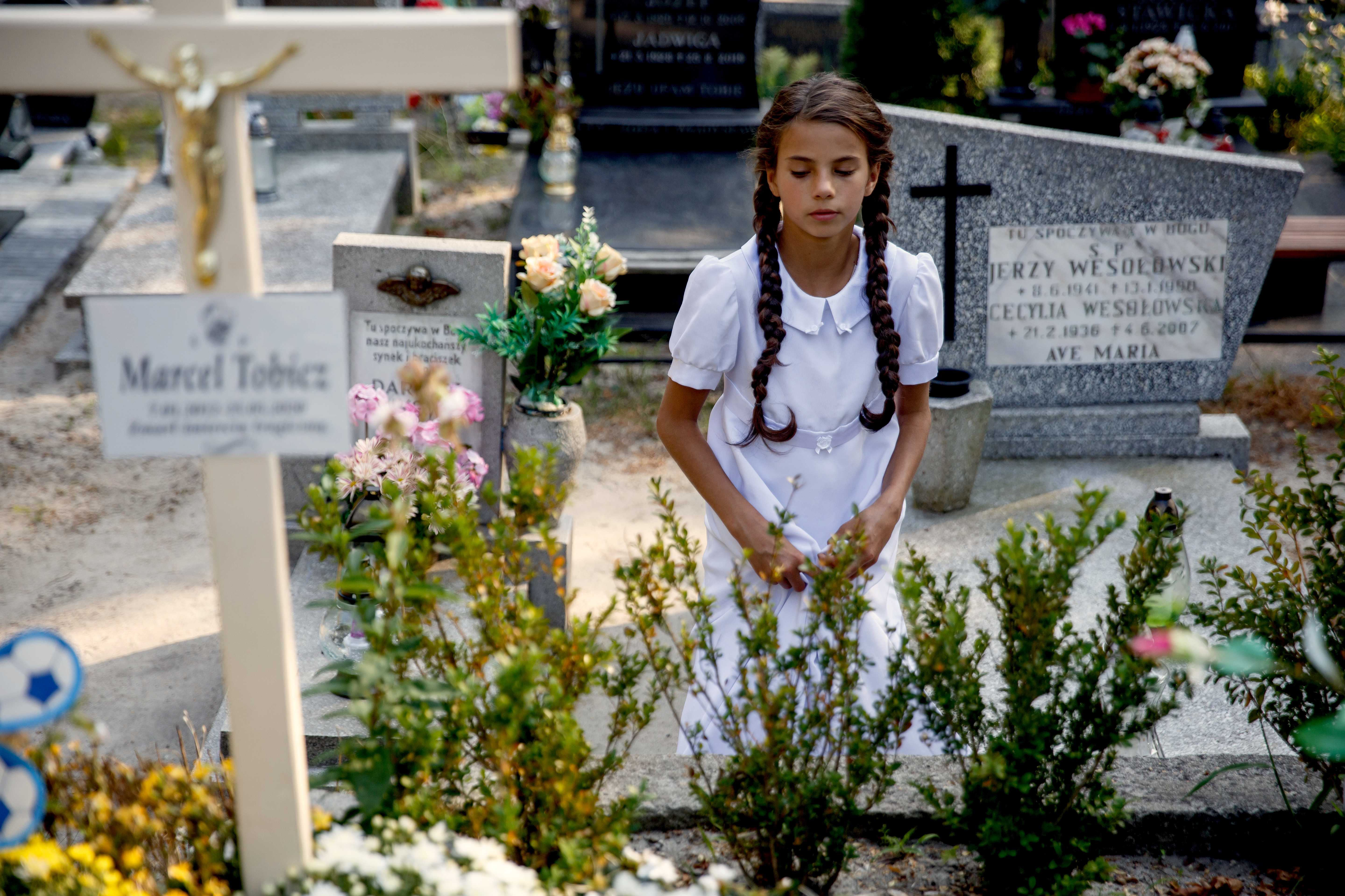 Kadr z filmu &bdquo;Wskrzeszenie&rdquo; w reż. Luizy Budejko. Bohaterka stoi na cmentarzu // mat. prasowe GSF