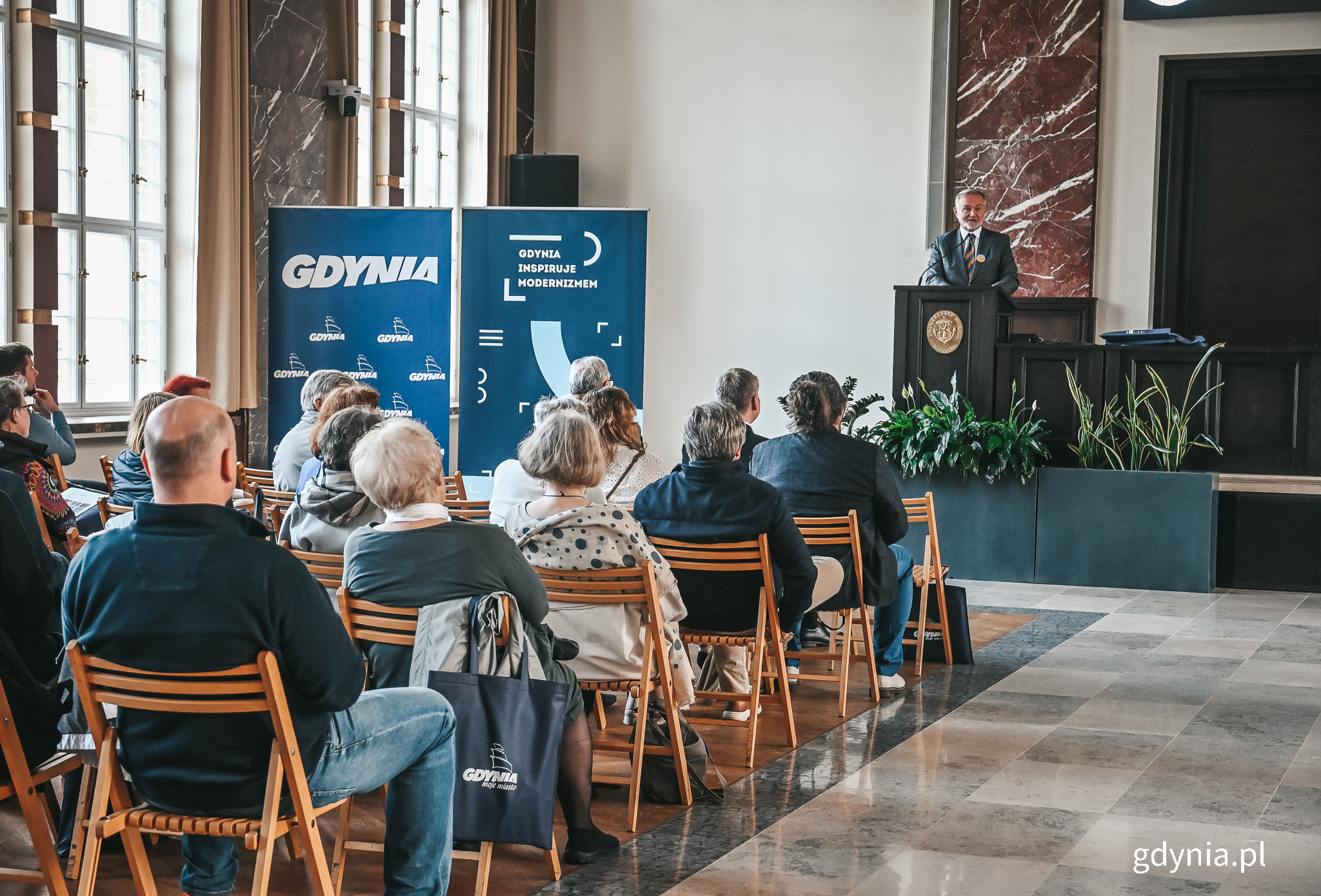 Prezydent Wojciech Szczurek podczas spotkania "Wsp&oacute;lnie dbamy o gdyńskie zabytki" przemawiał do zebranych gości // fot. Magdalena Czernek
