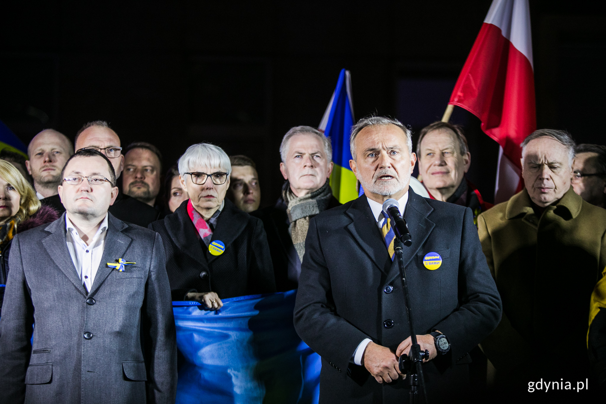 Przemawia Prezydent Gdyni Wojciech Szczurek. Po lewej od prezydenta stoją: senator Sławomir Rybicki, Joanna Zielińska, przewodnicząca Rady Miasta Gdyni i Oleksandr Plodystyi, Konsul Generalny Ukrainy. Fot. Karol Stańczak