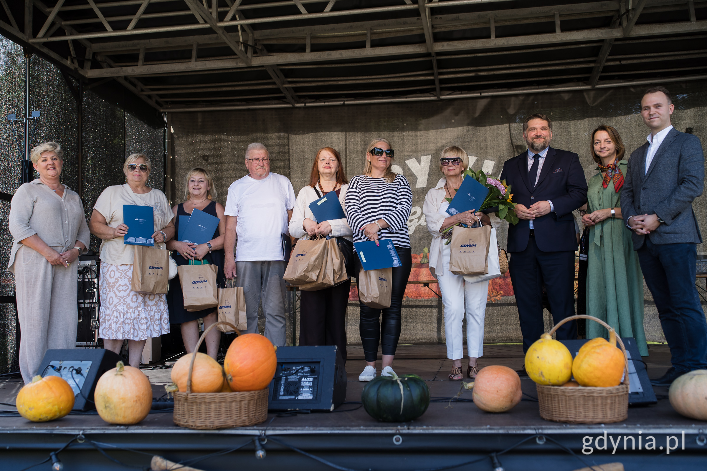 Ludzie na scenie z kwiatami