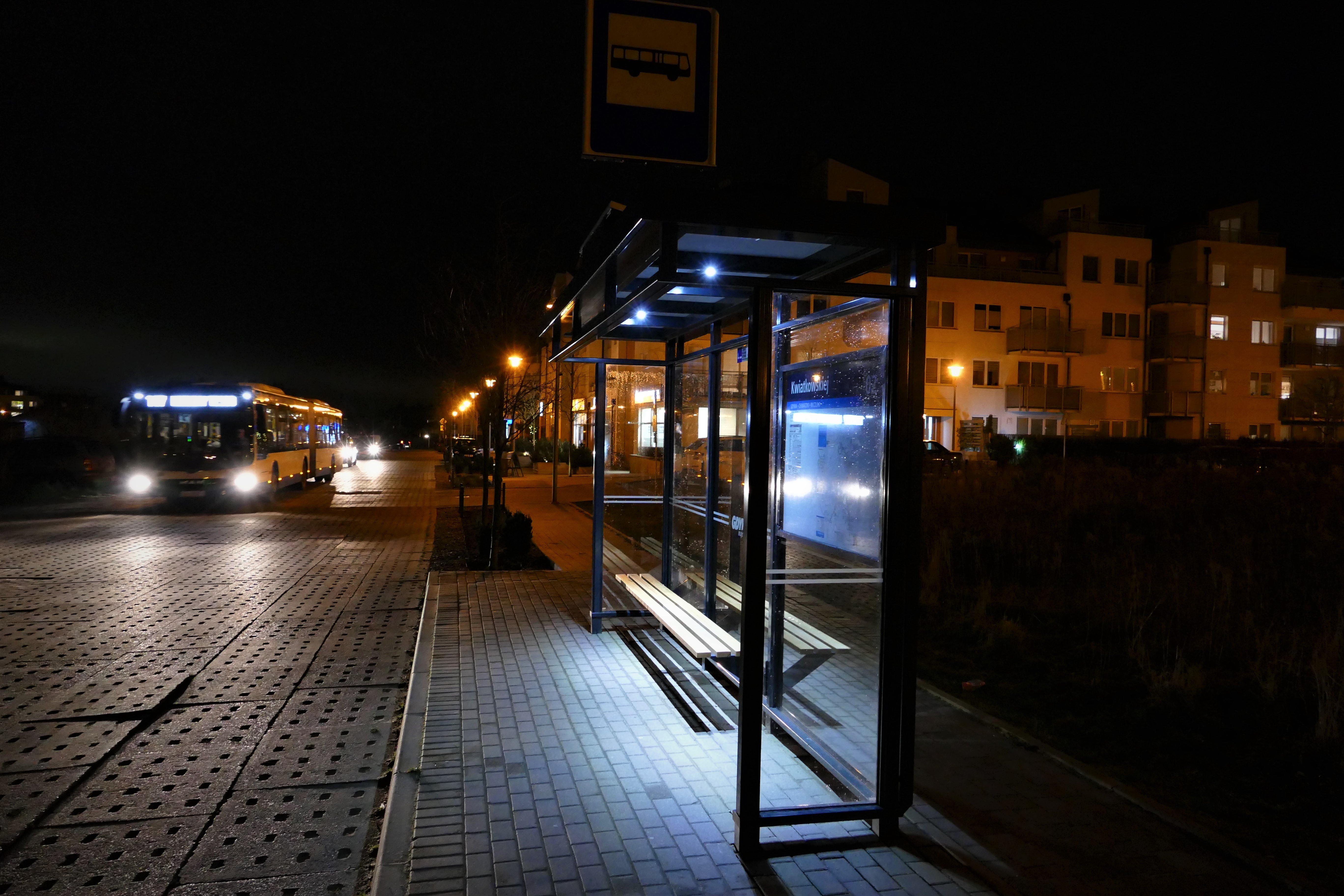 Nocne oświetlenie jednego z nowych eko-przystank&oacute;w w Gdyni, fot. ZKM Gdynia