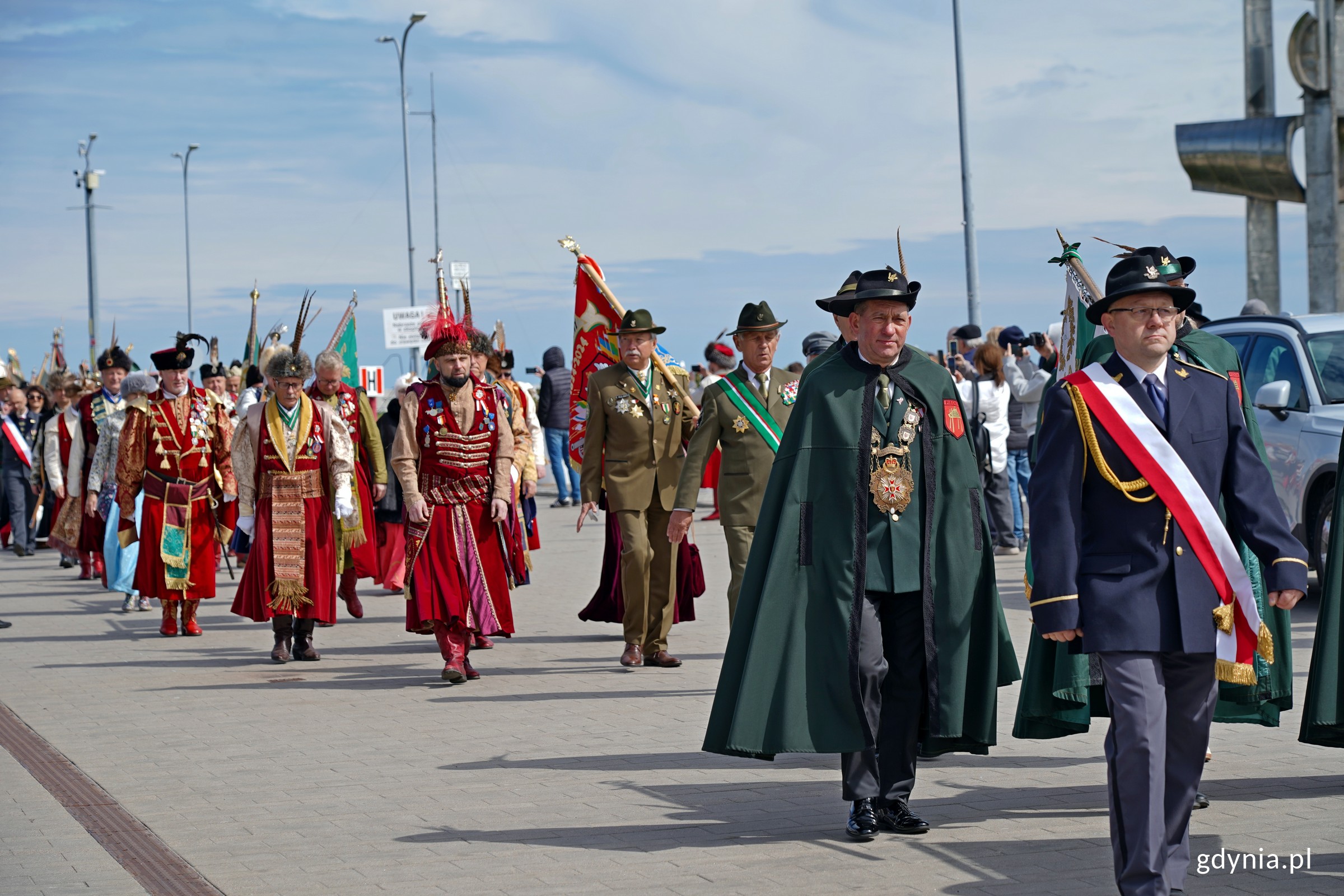 Przedstawiciele bractw kurkowych podczas przemarszu Nabrzeżem Pomorskim (fot. Magdalena Czernek)
