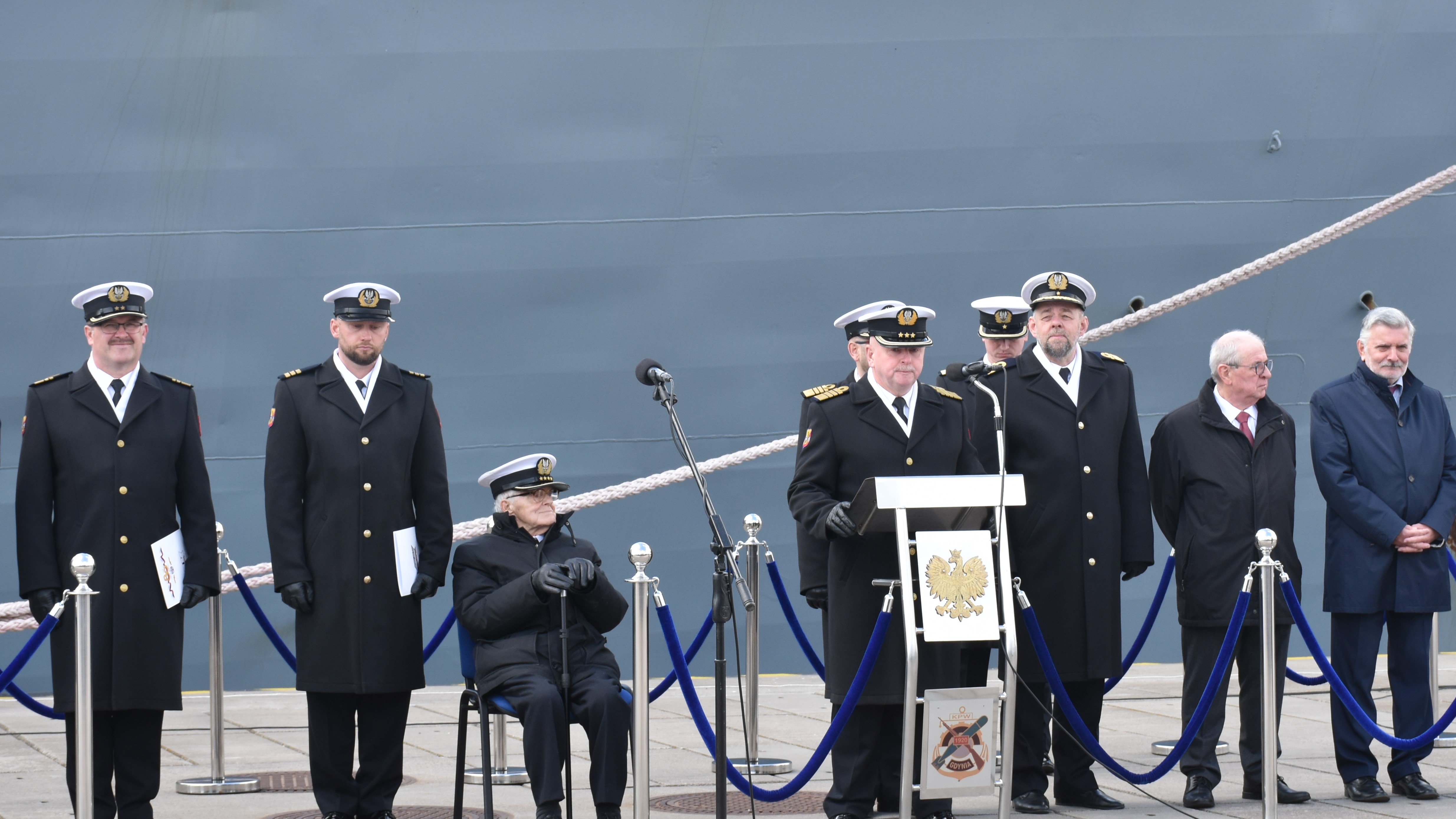 kmdr Wojciech Krysiak &ndash; komendant Portu Wojennego Gdynia przemawiający podczas uroczystości z okazji 104. rocznicy sformowania Komendy Portu Wojennego Gdynia w obecności żołnierzy i przedstawicieli dow&oacute;dztwa MW (fot. materiały prasowe KPW Gdynia)
