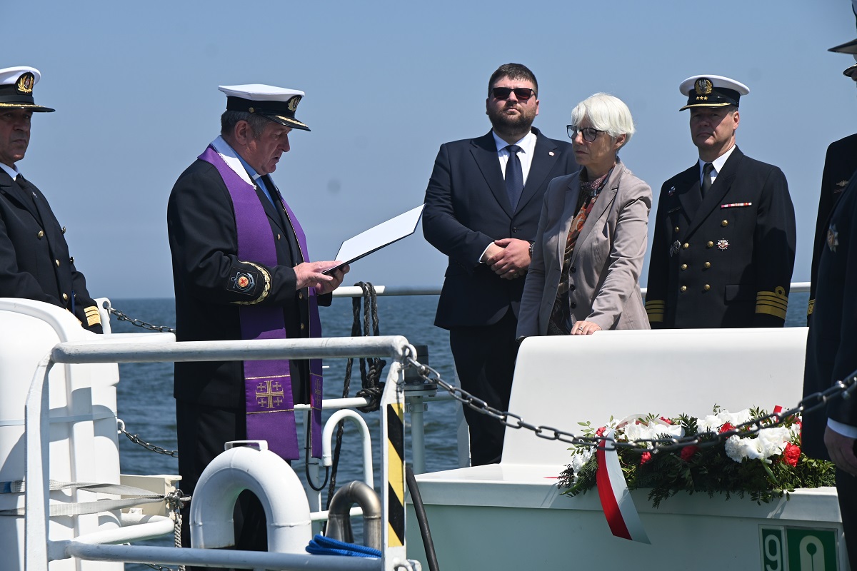 W samo południe z basenu Prezydenta na statku wyruszyła reprezentacja ludzi morza i urzędnik&oacute;w. Na wodach Zatoki Gdańskiej złożyli symboliczny hołd tym, co odeszli na wieczną wachtę. Fot. Zygmunt Gołąb 