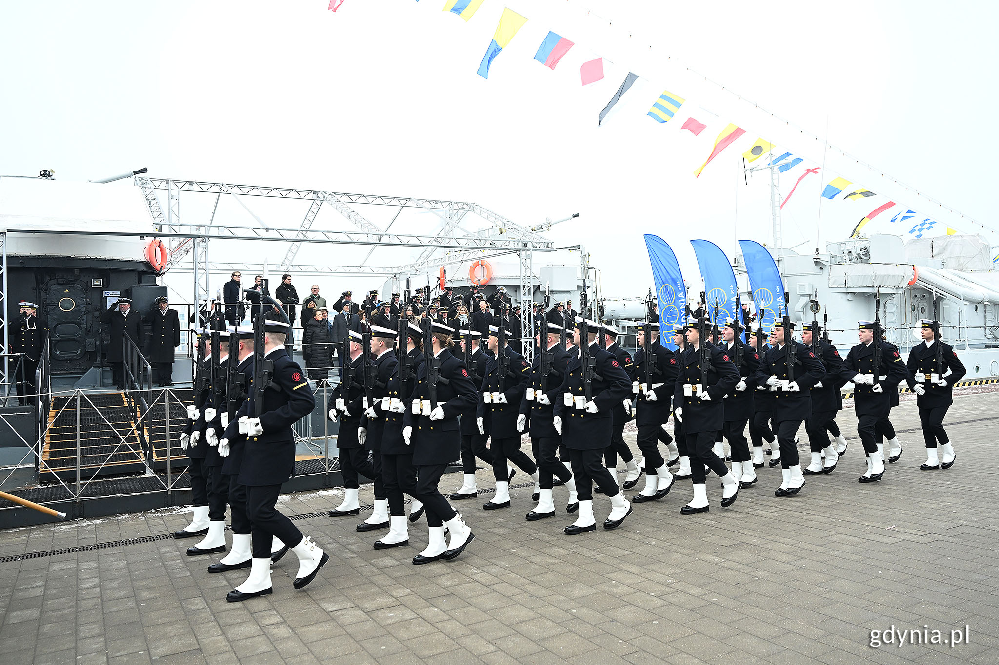 Defilada w wykonaniu Kompanii Reprezentacyjnej Marynarki Wojennej RP podczas oficjalnych uroczystości z okazji 100. rocznicy nadania Gdyni praw miejskich (fot. Michał Puszczewicz)