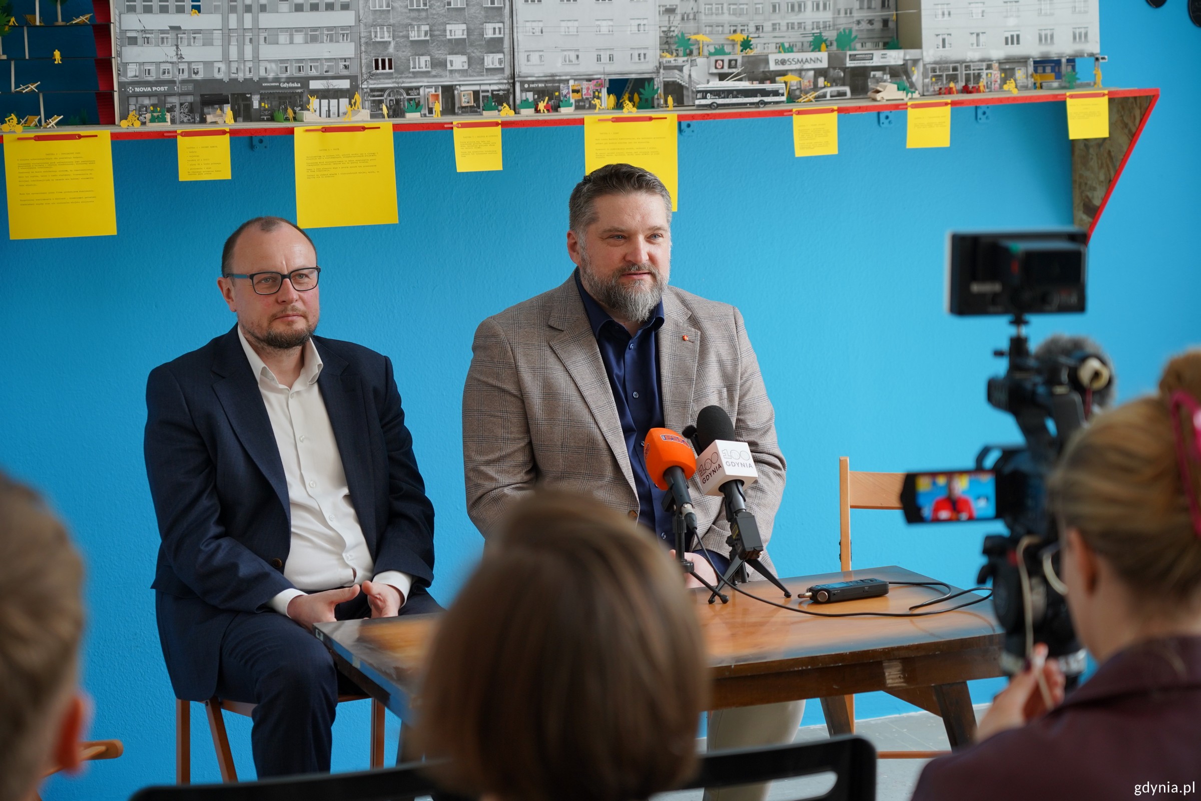 Od prawej na konferencji: Tadeusz Szemiot, przewodniczący Rady Miasta Gdyni i Mariusz Bzdęga, dyrektor zarządzający ds. kultury i aktywności mieszkańc&oacute;w Urzędu Miasta Gdyni