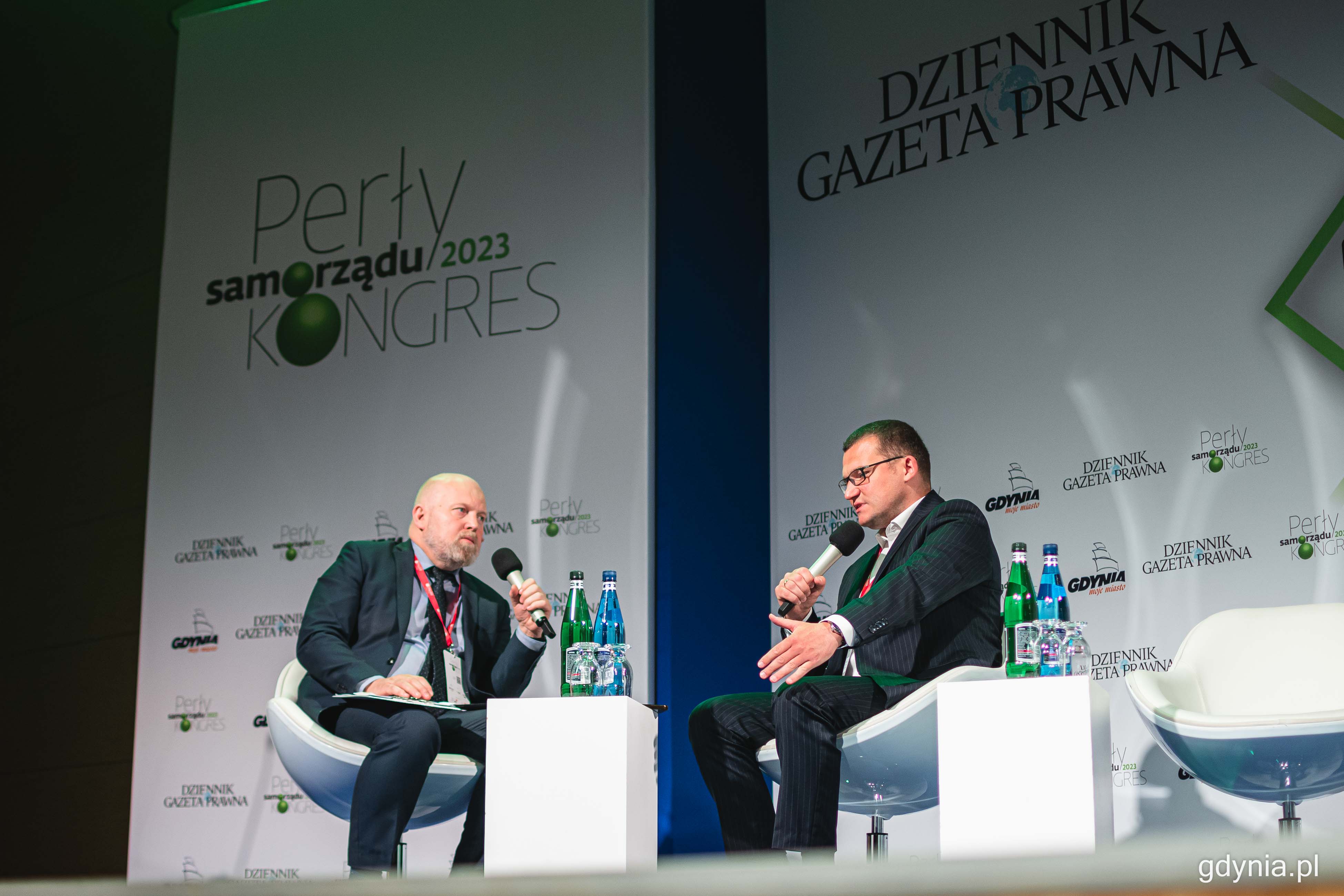 Grzegorz Osiecki z Dziennika Gazety Prawnej (z lewej) we wprowadzającej rozmowie z Pawłem Szefernakem z MSWiA (z prawej), fot. Kamil Złoch