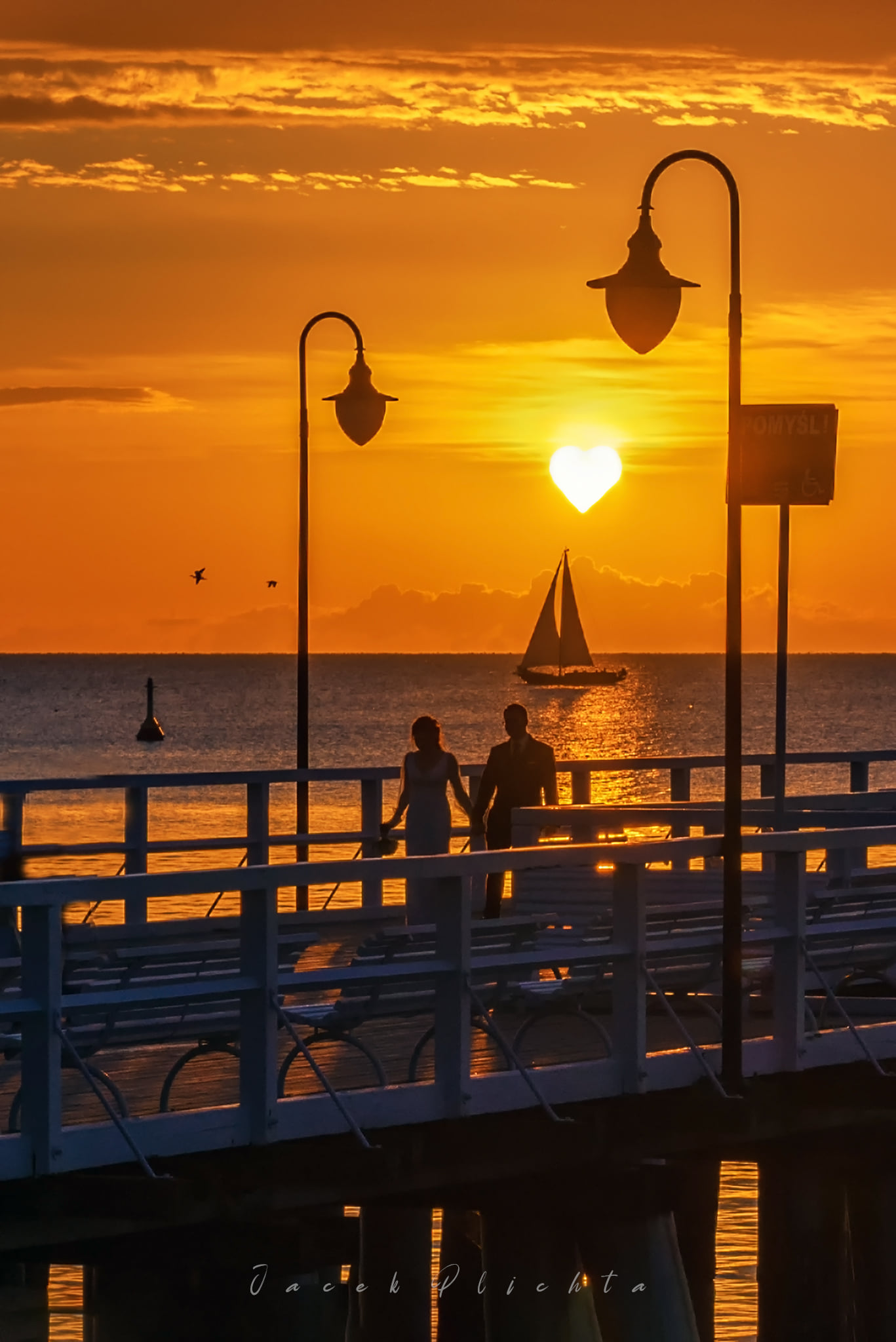 Nowożeńcy (nie tylko z Gdyni) na miejsce plener&oacute;w fotograficznych upodobali sobie molo w Orłowie, fot. Jacek Plichta / z naszej facebookowej grupy &bdquo;Gdynia w obiektywie&rdquo;