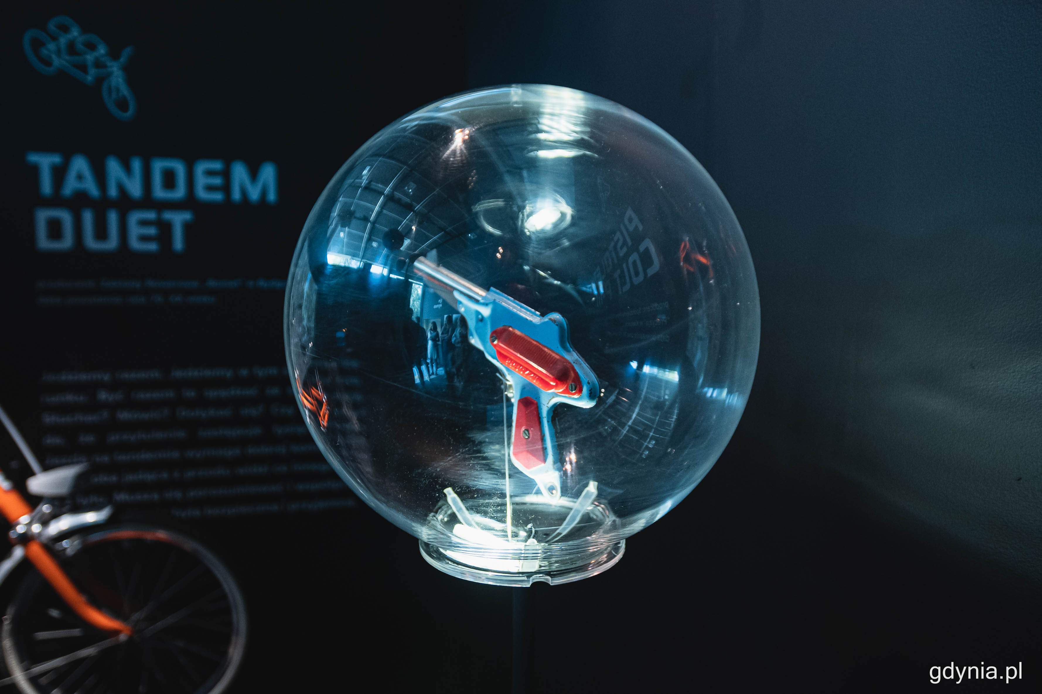 Fragment jednej z ekspozycji wchodzących w program festiwalu Gdynia Design Days 2023 - &bdquo;Dizajn na Wynos. Blisko&rdquo; w studio Fundacji Bochińskich w PPNT Gdynia, fot. Kamil Złoch