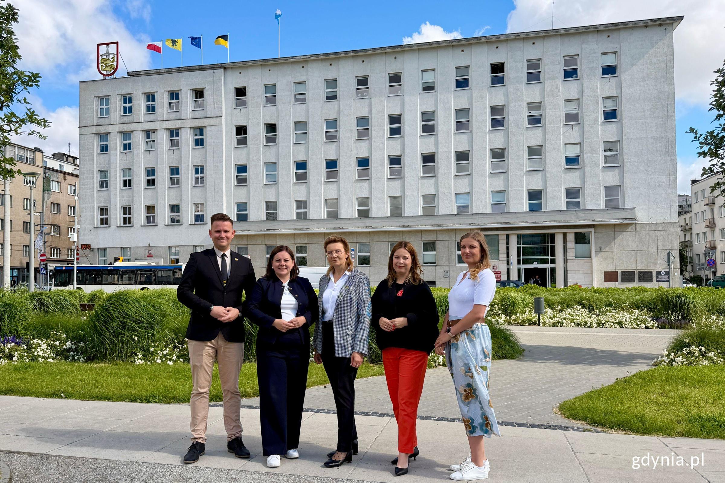 Adam Labuhn, prezes gdyńskiego oddziału Zrzeszenia Kaszubsko-Pomorskiego, Aleksandra Kosiorek, prezydent Gdyni, Bożena Ugowska, prezes zarządu gł&oacute;wnego Zrzeszenia Kaszubsko-Pomorskiego, Oktawia Gorzeńska, wiceprezydentka Gdyni oraz Natalia Kłopotek-Gł&oacute;wczewska, radna miasta Gdyni